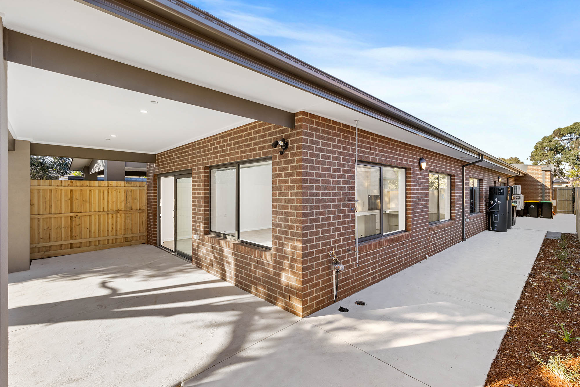 Choose spacious living with this bayside HPS haven in Moorabbin! — Home image 4
