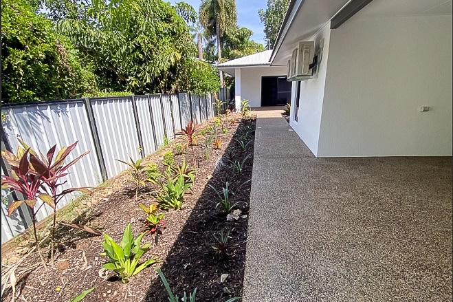 Backyard-Connecting-to-Villa-Path