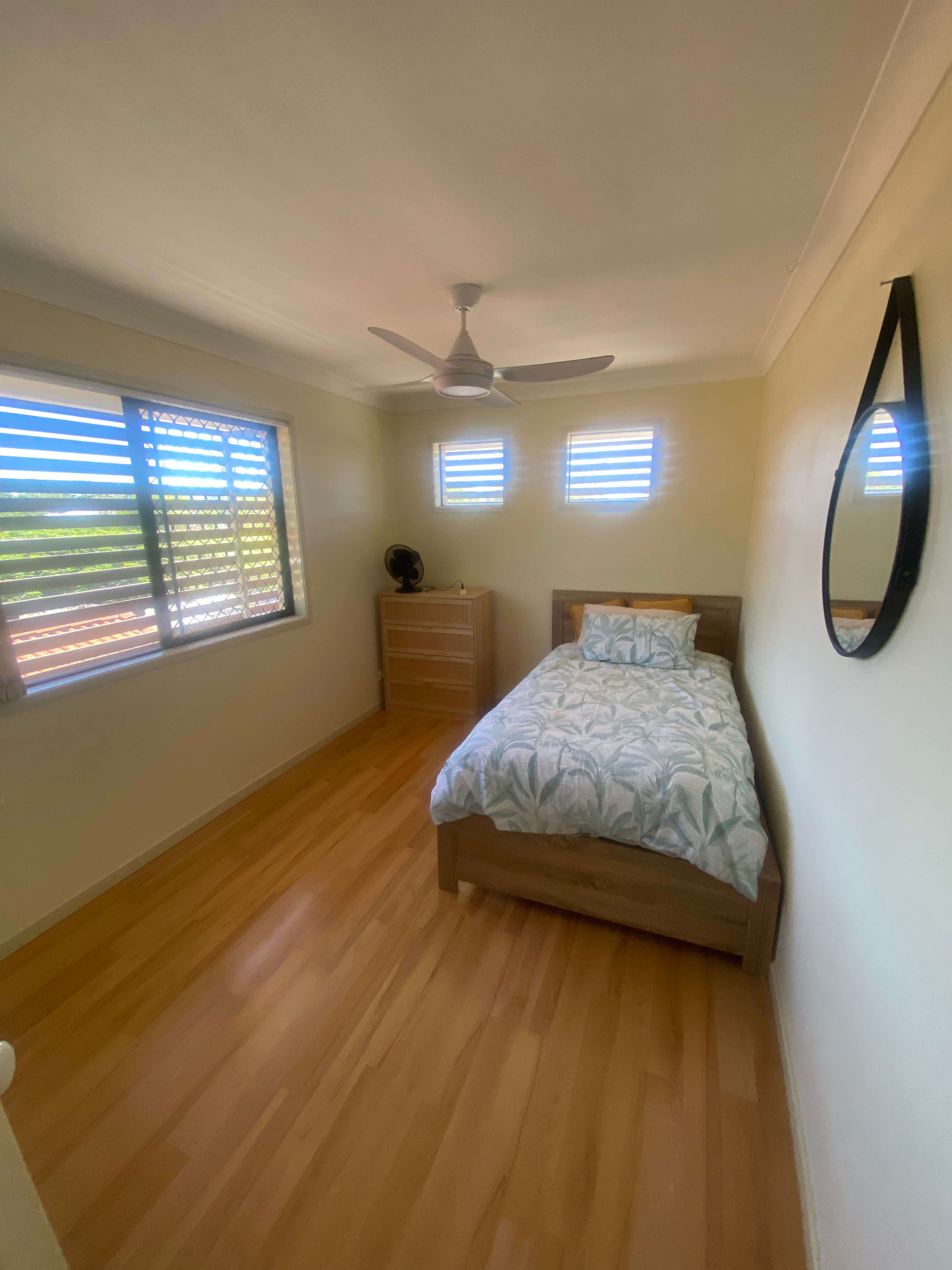 Spacious SIL - Looking for two housemates in Wynnum! — Home image 3