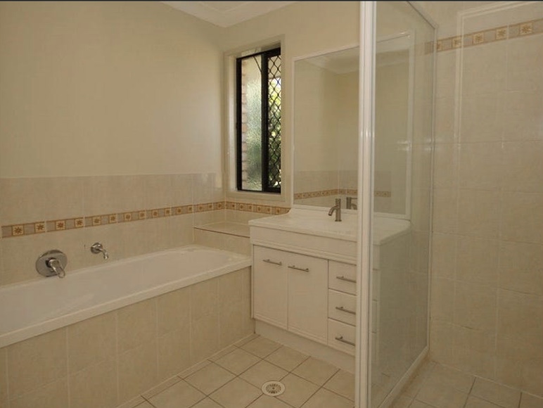 Spacious SIL - Looking for two housemates in Wynnum! — Home image 5