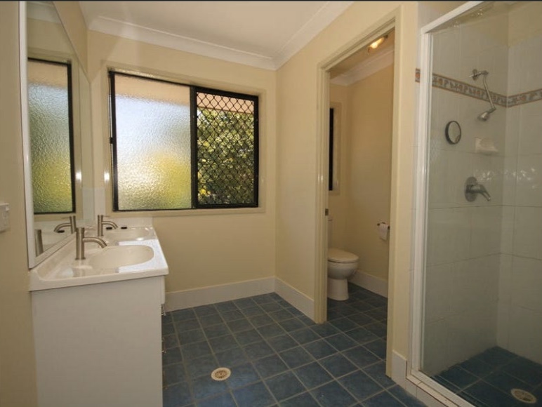 Spacious SIL - Looking for two housemates in Wynnum! — Home image 6