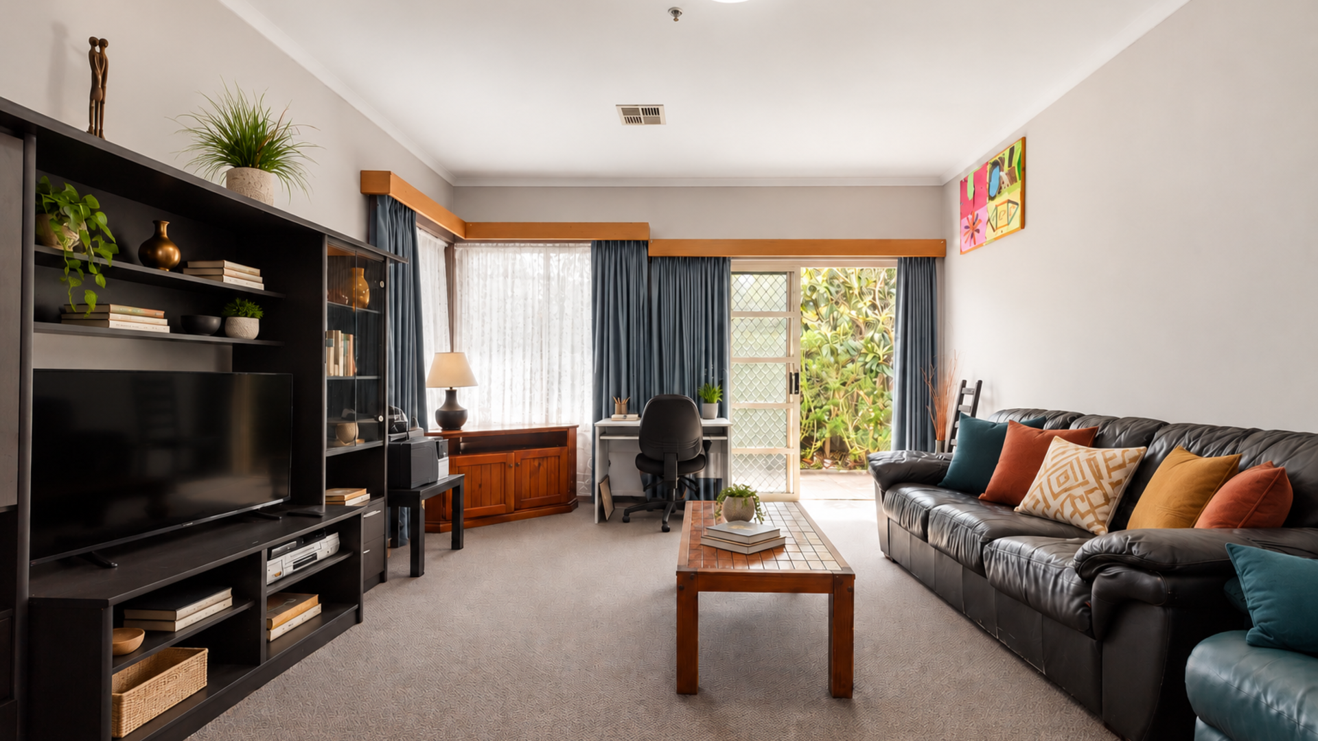 18 Wishart - Living room 2