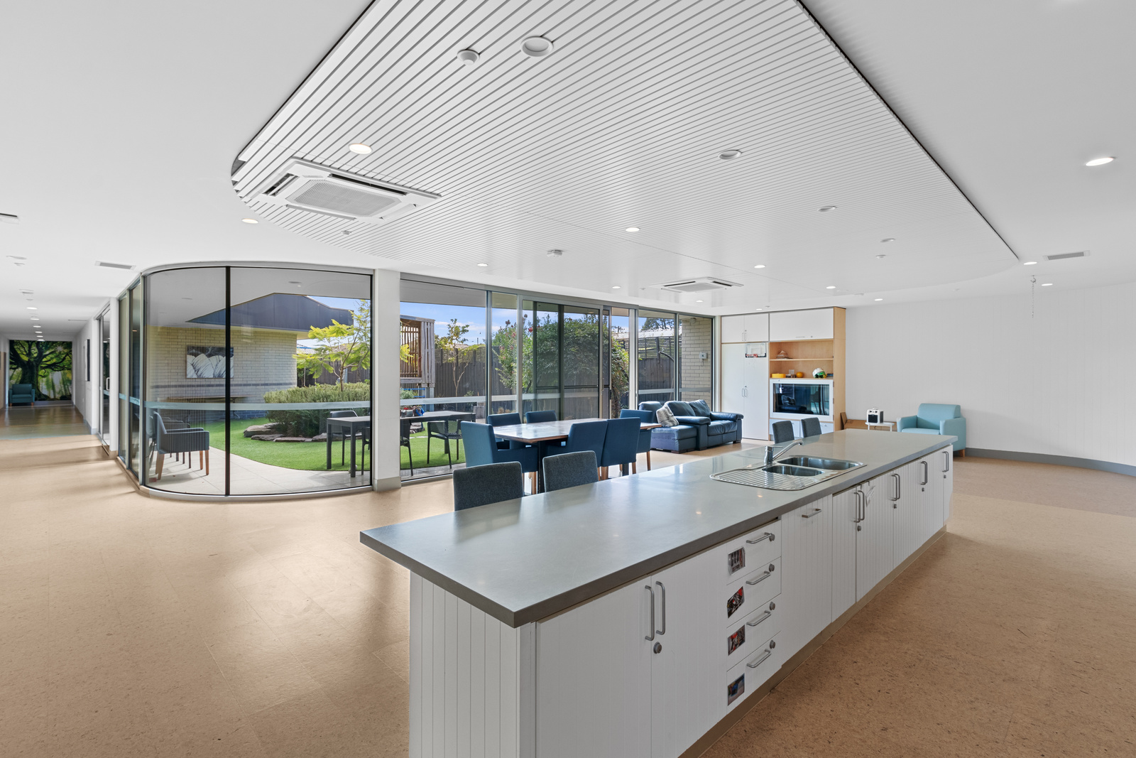 Beautiful, architecturally designed home built for fun in Ivanhoe — Home image 3