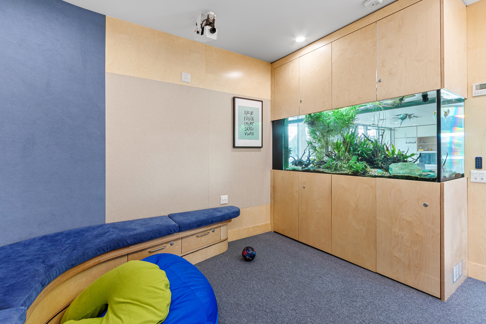 Beautiful, architecturally designed home built for fun in Ivanhoe — Home image 8