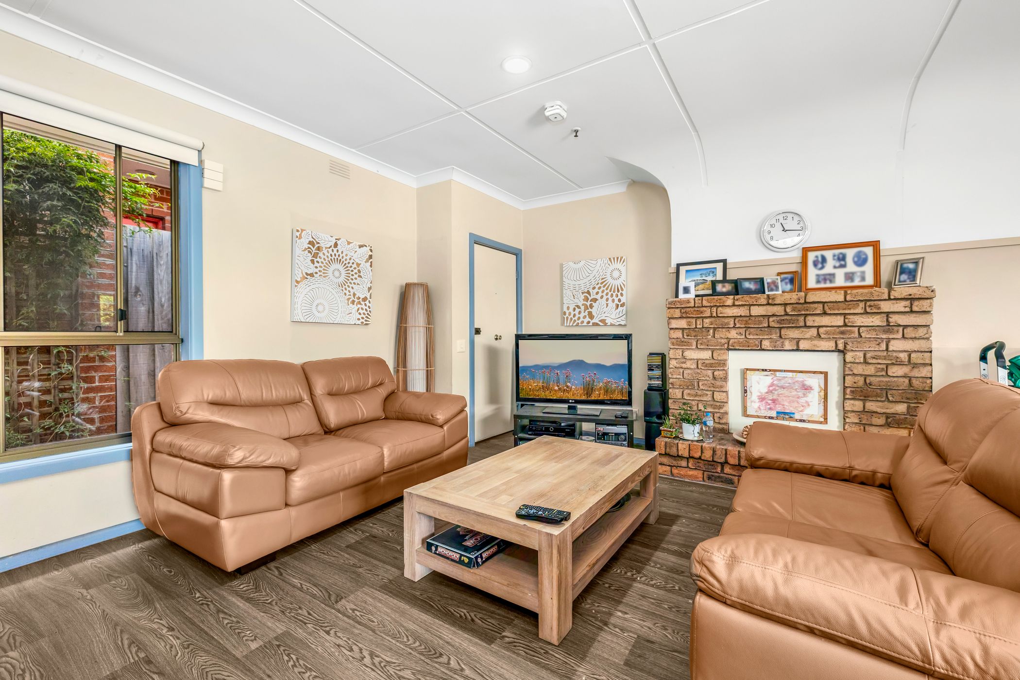 A fantastic location close to station, cafe and shops. — Home image 2