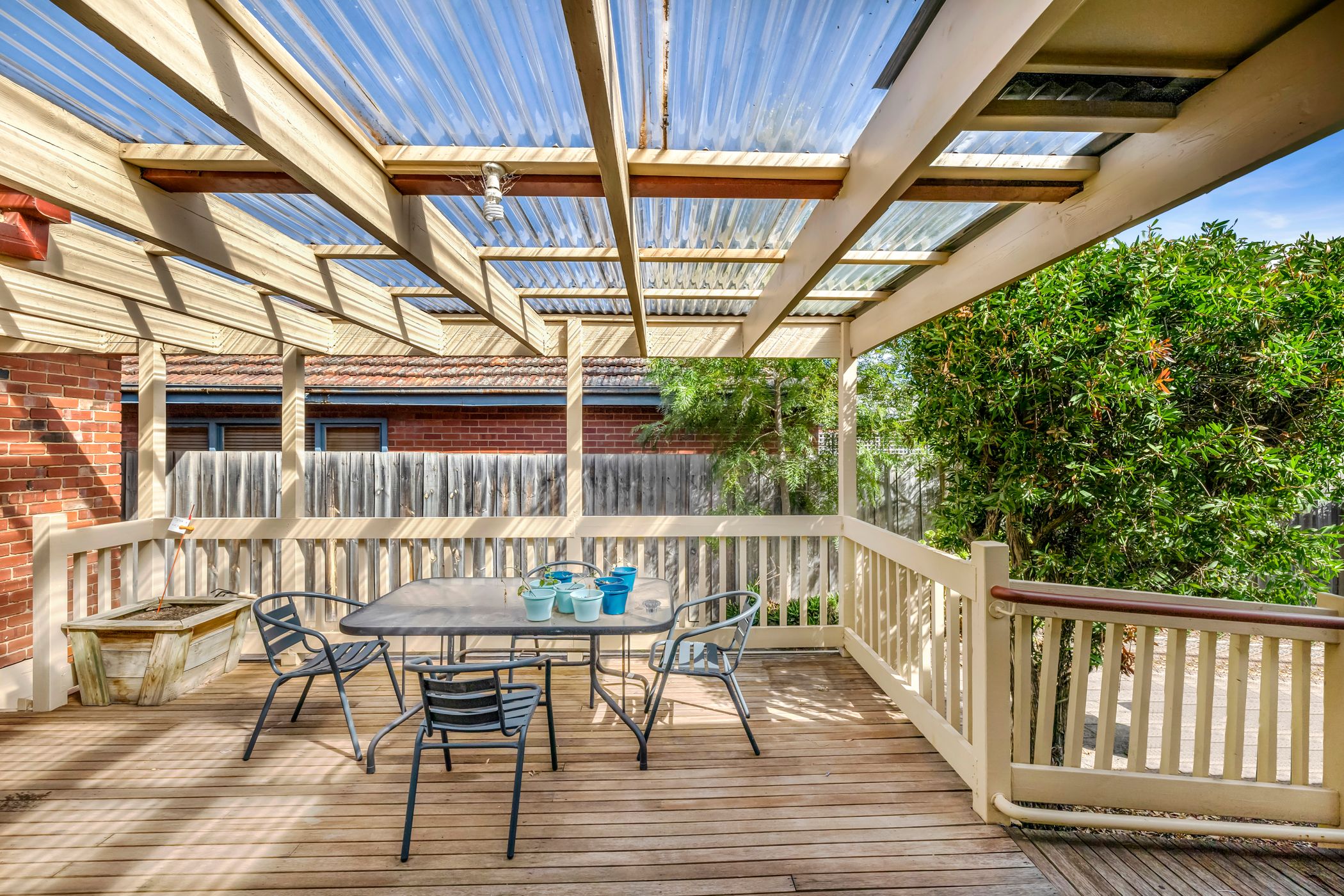 A fantastic location close to station, cafe and shops. — Home image 5
