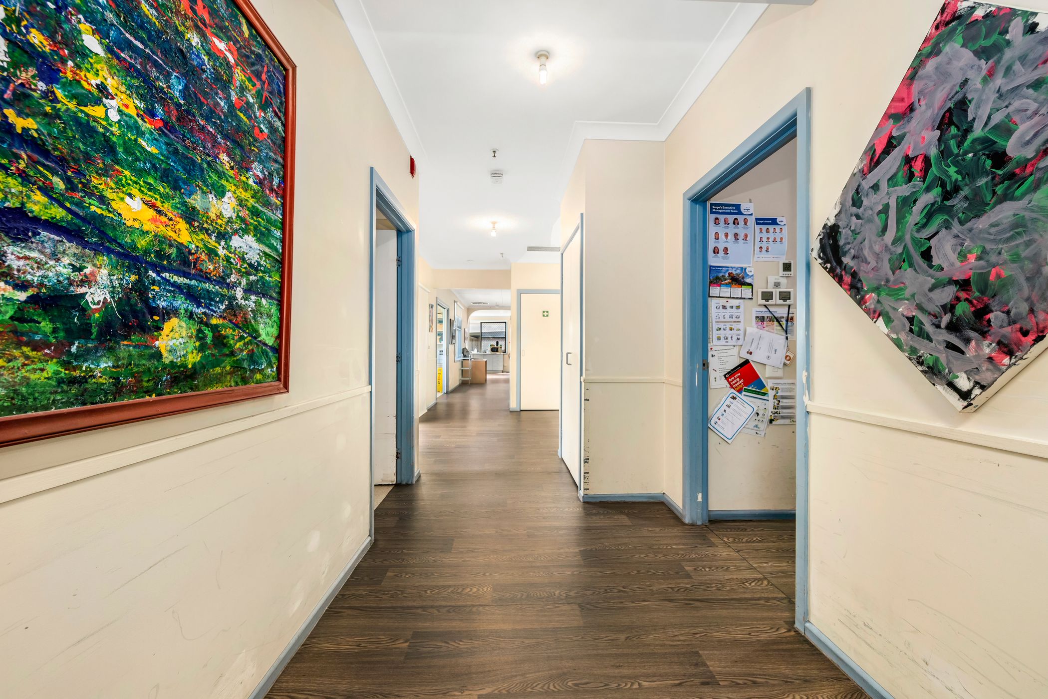 A fantastic location close to station, cafe and shops. — Home image 8