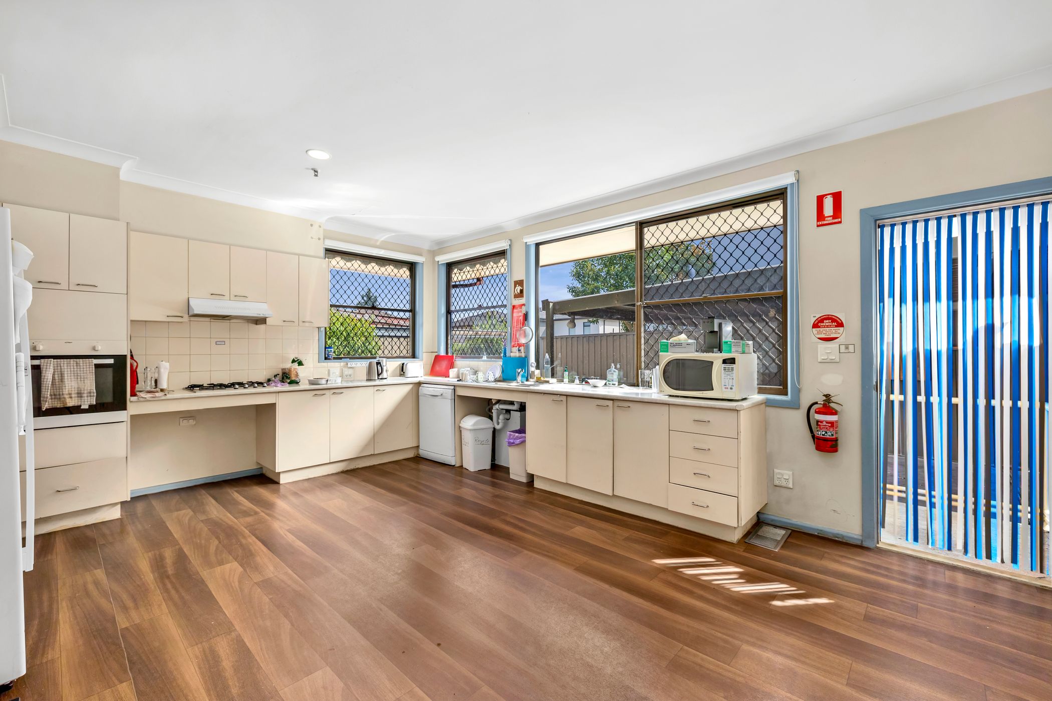 A fantastic location close to station, cafe and shops. — Home image 9