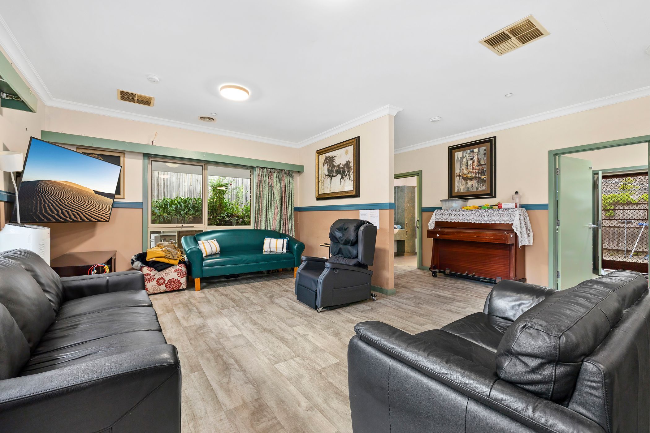 Modern and homely, this gem in Ringwood East is ready for you! in Ringwood East