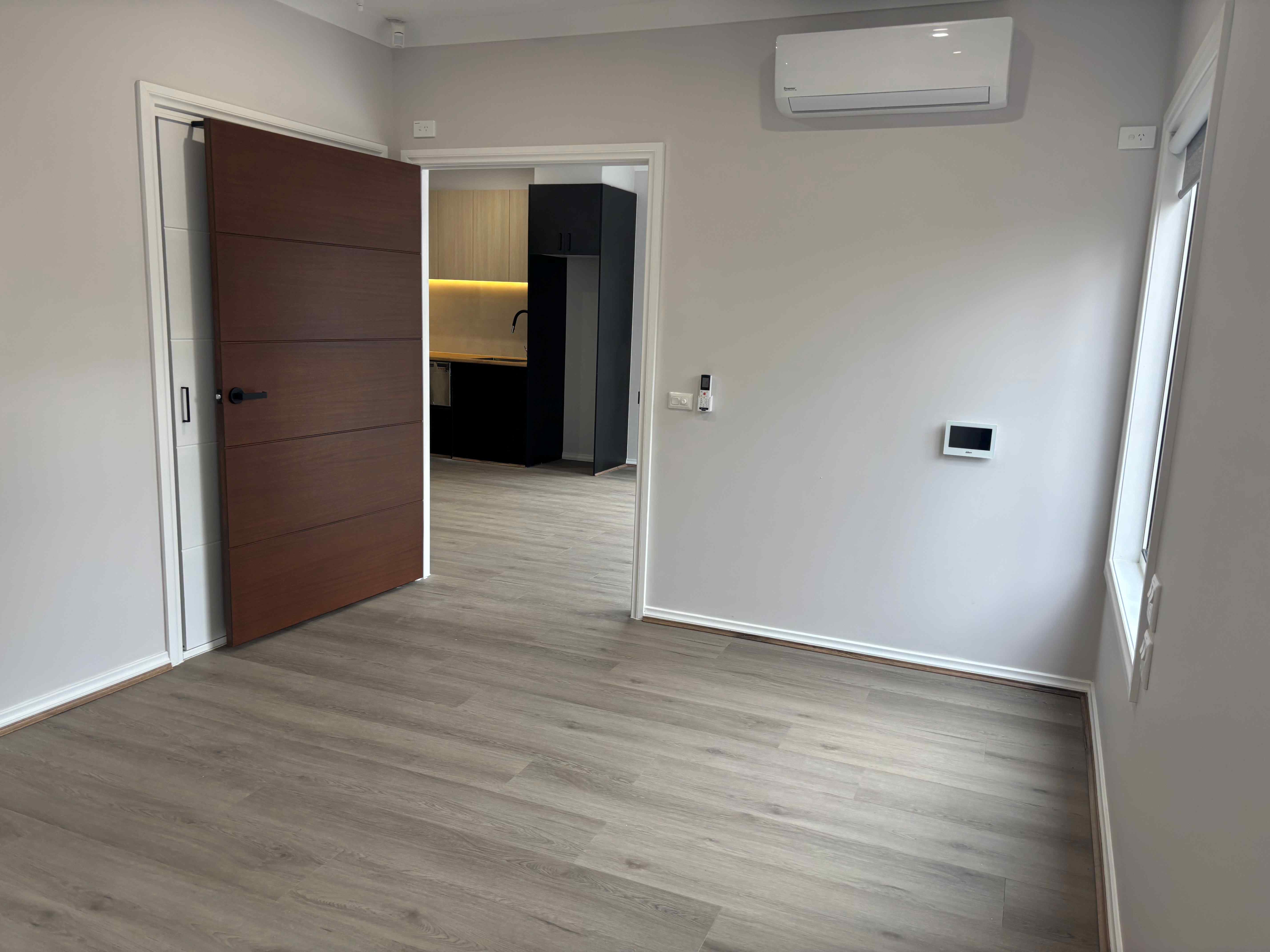 Medium Term Accommodation Available Now - Live Alone Unit — Home image 2