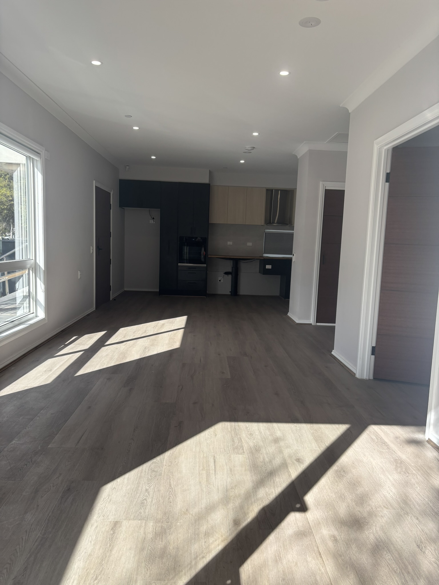 Medium Term Accommodation Available Now - Live Alone Unit — Home image 4