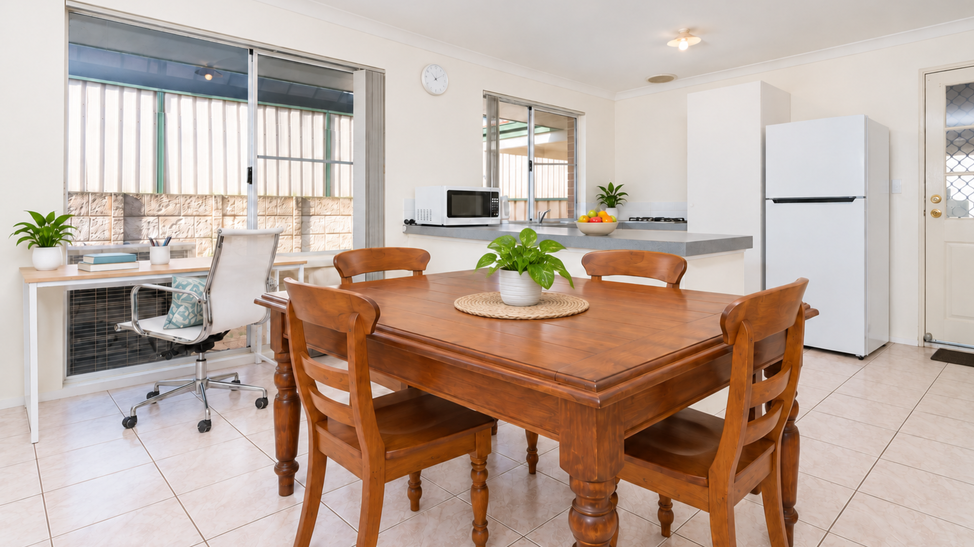 Unit 3, 5 Fort St - Dining area and kitchen