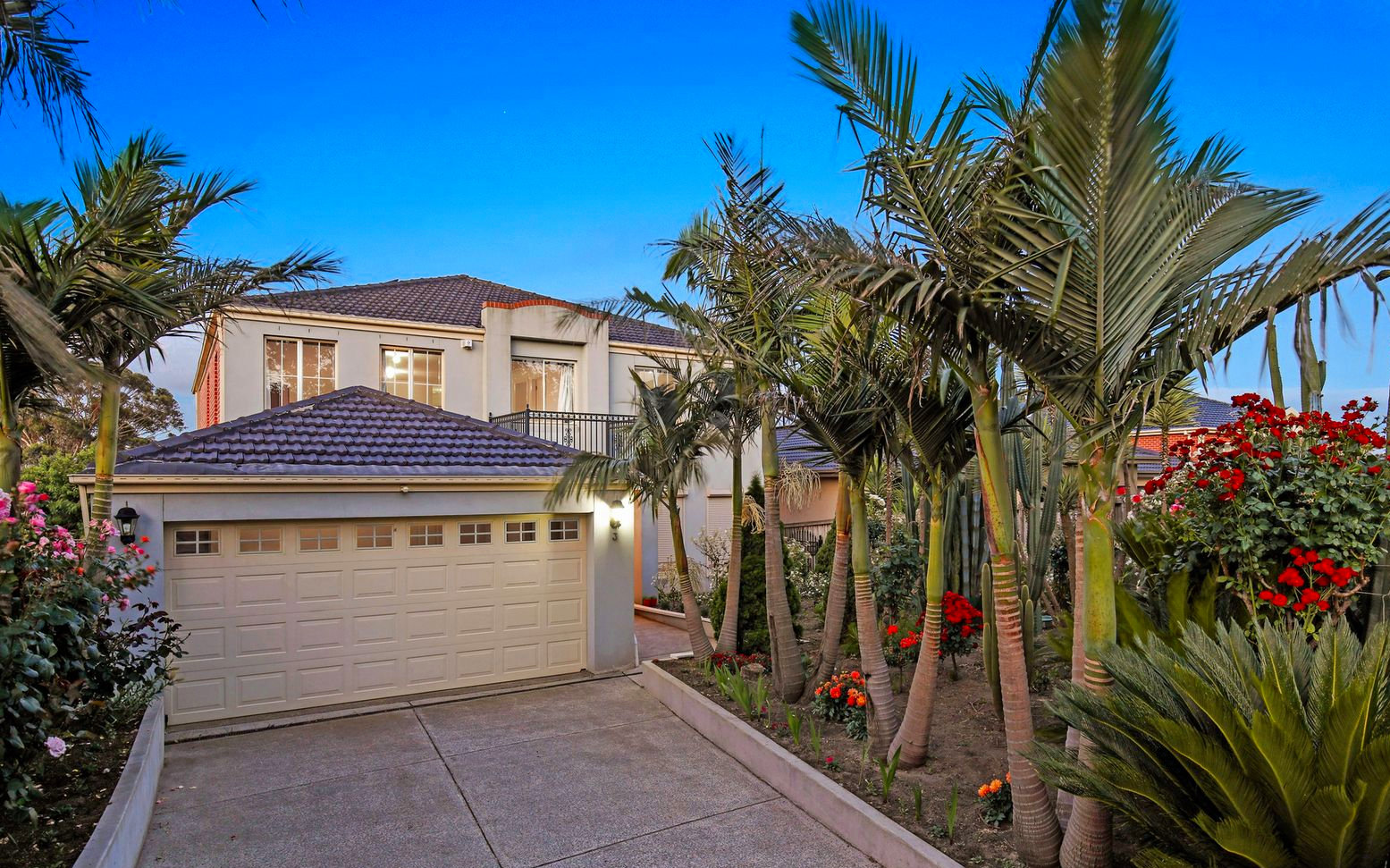 SIL - Grand living with great views — Home image 4