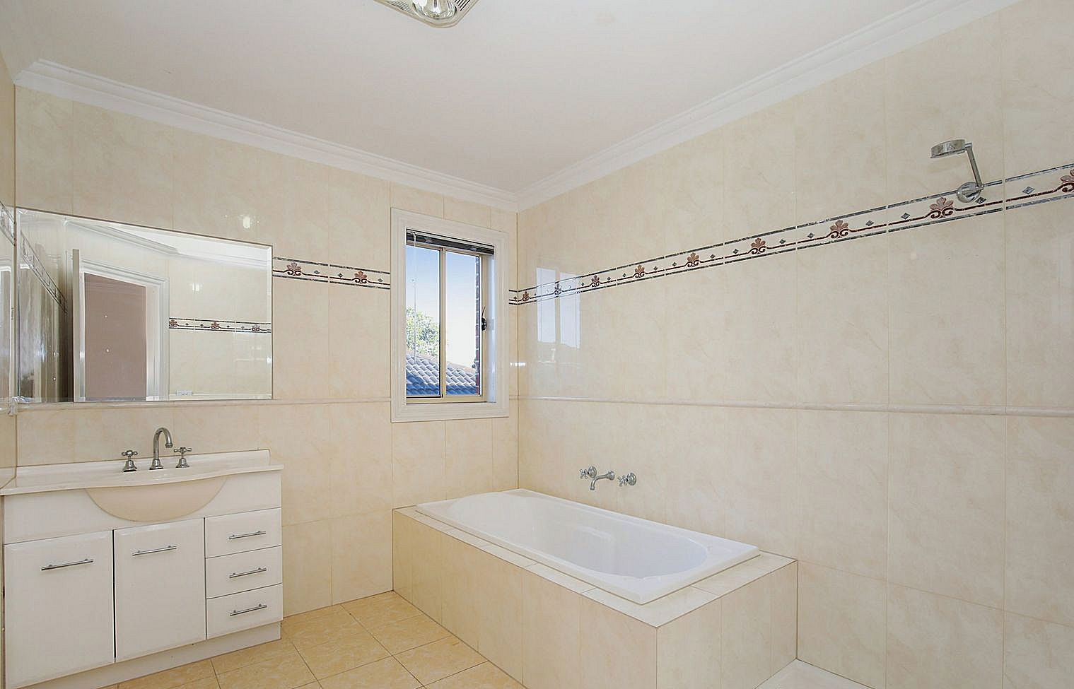 SIL - Grand living with great views — Home image 7