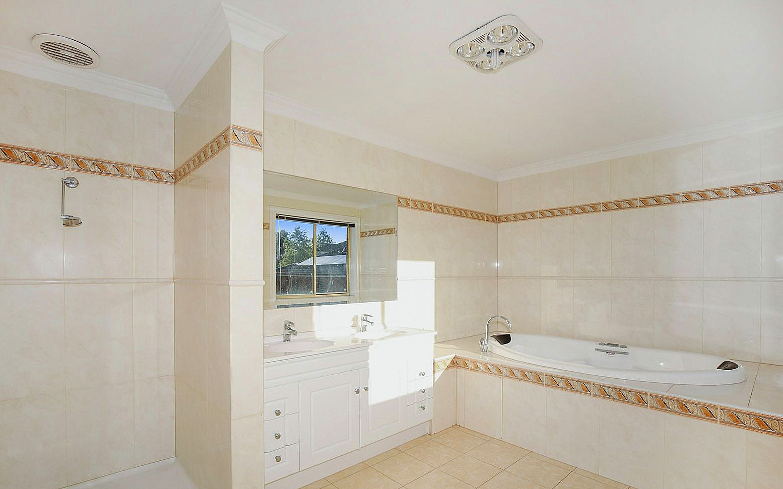 SIL - Grand living with great views — Home image 10