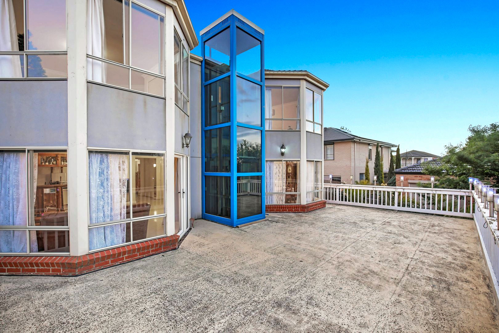 SIL - Grand living with great views — Home image 11