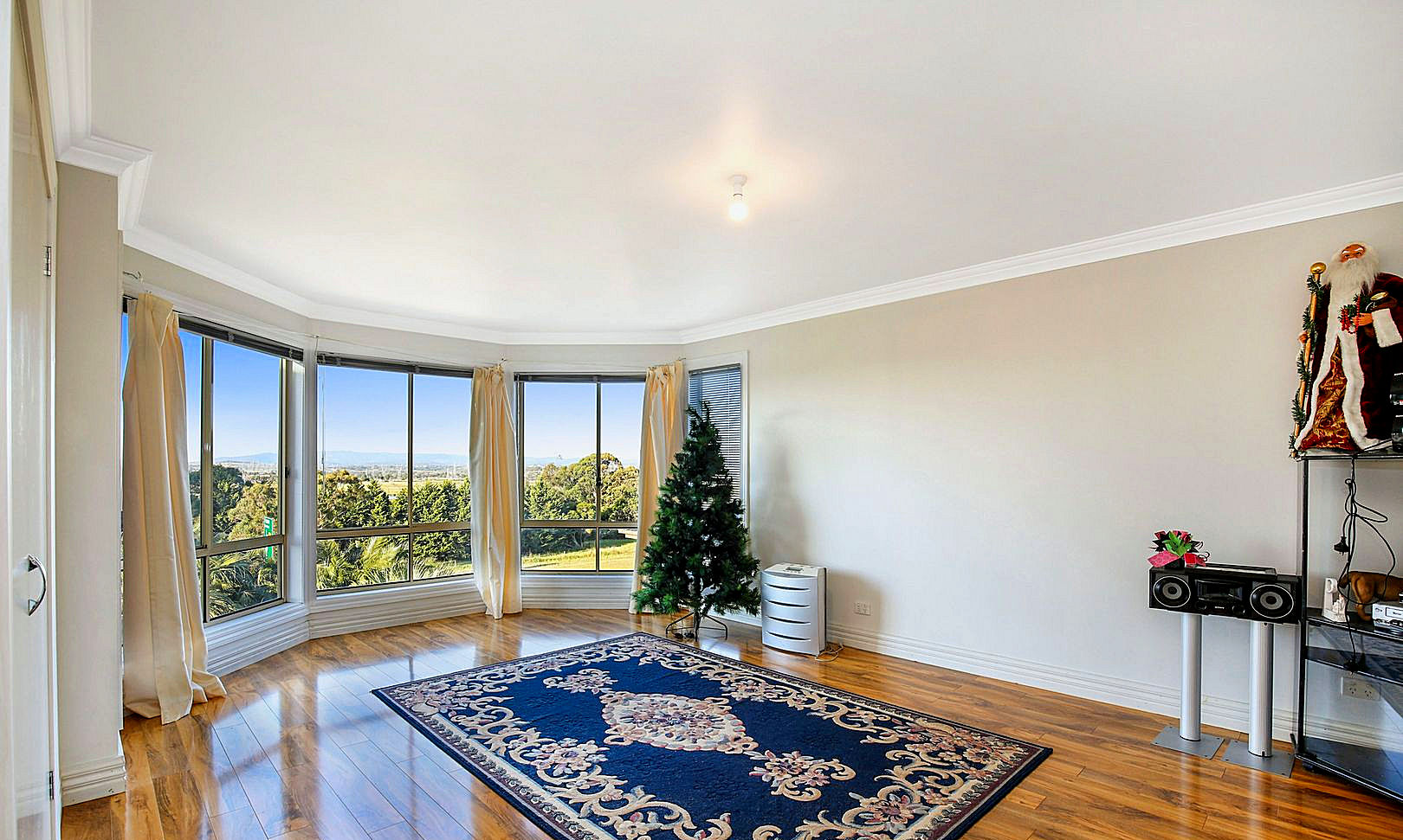 SIL - Grand living with great views — Home image 12