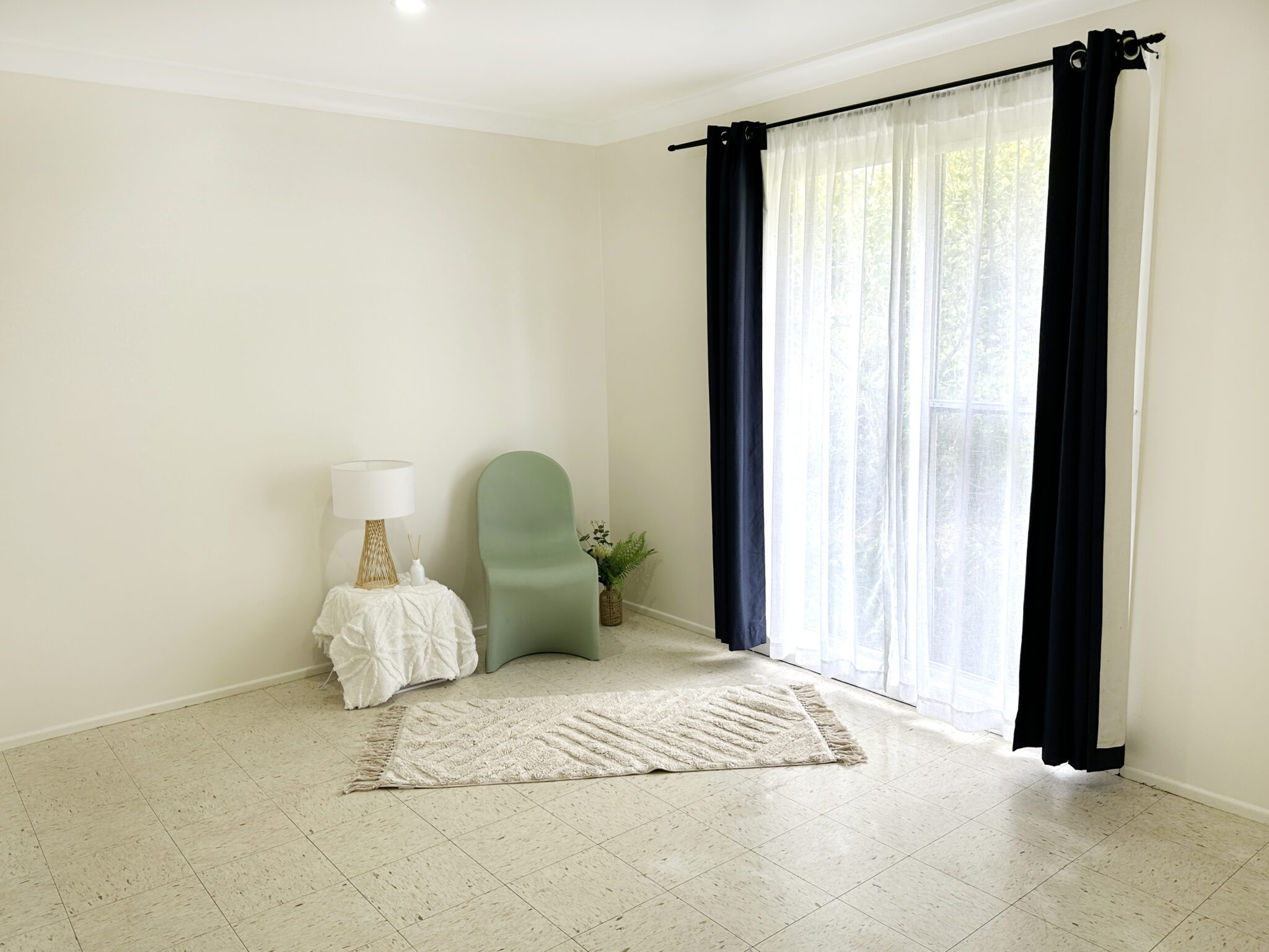 Convenient location in a quiet street — Home image 3