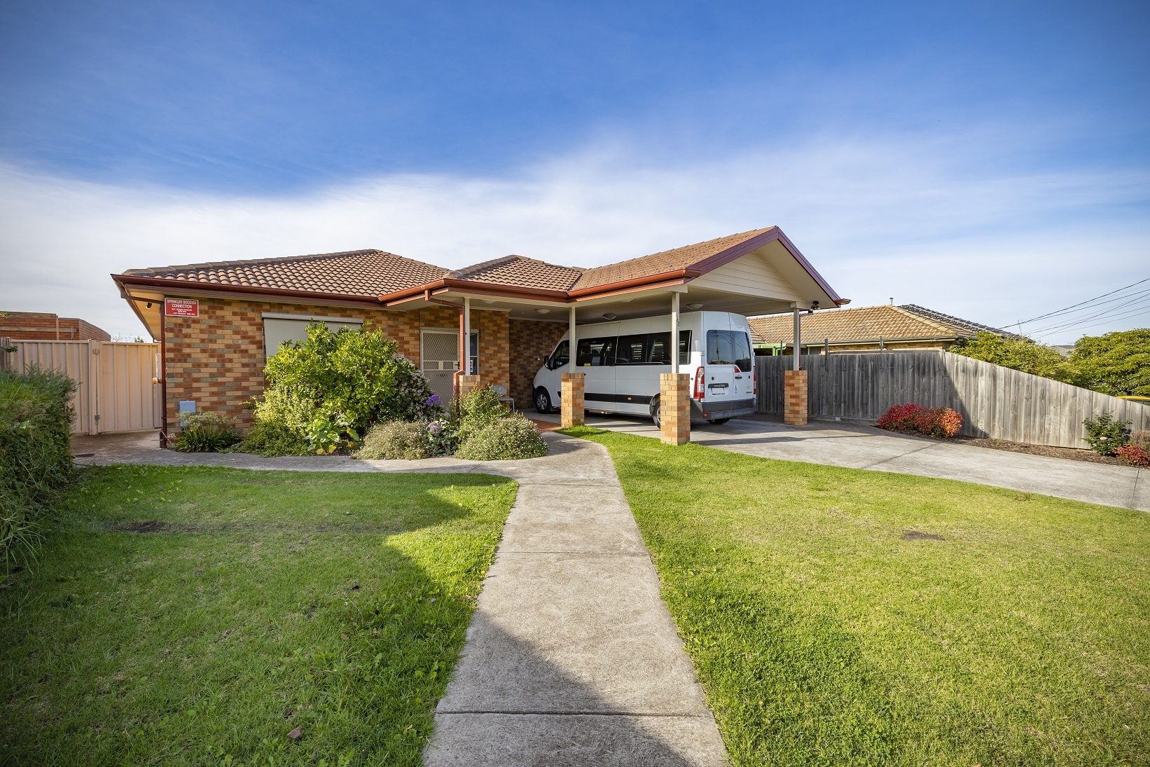 A bright,spacious, accessible house with a large backyard and pet chickens! in Airport West