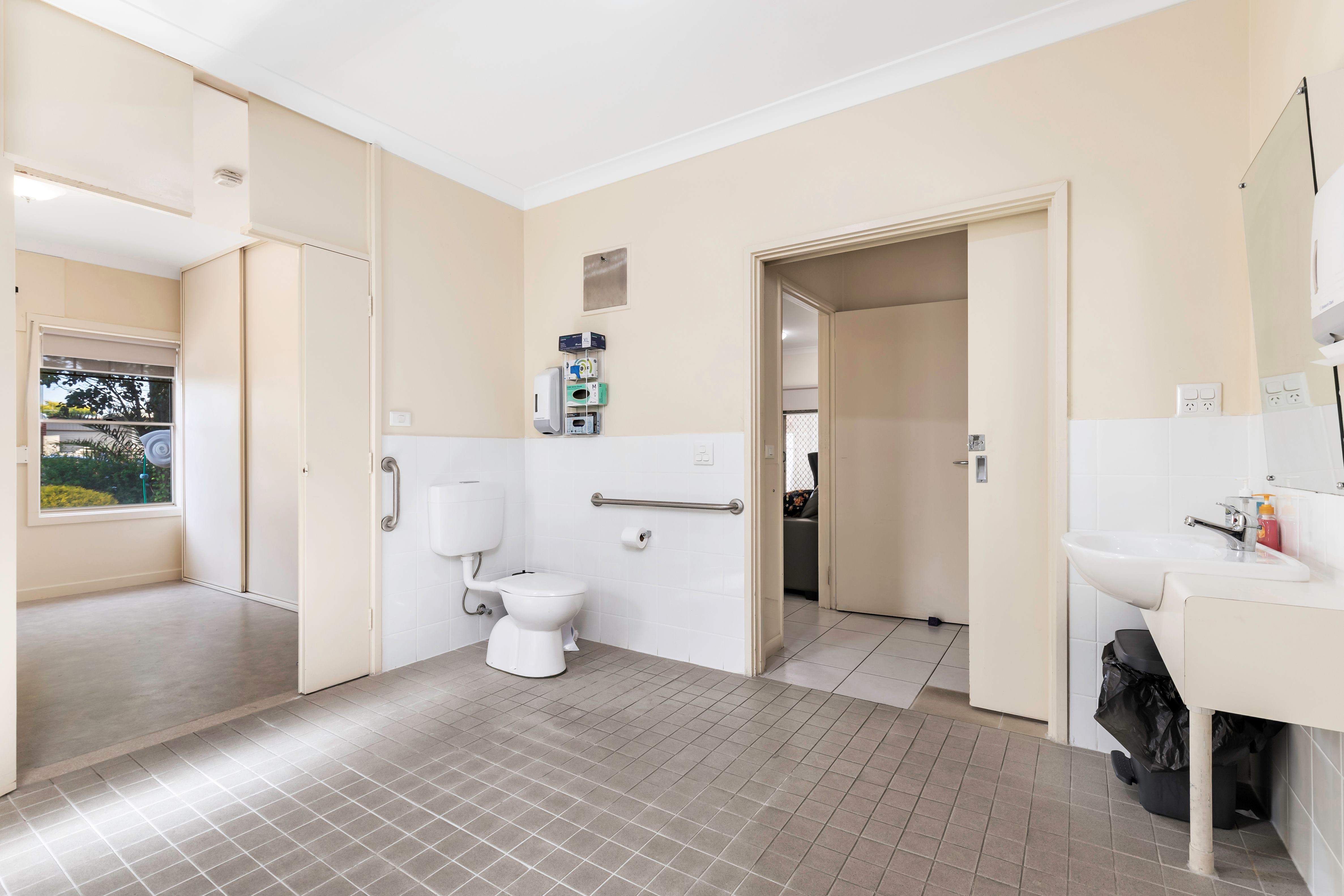 Ferryden Park - 1 Vacancy in 4 Bedroom Residence Basic — Home image 7