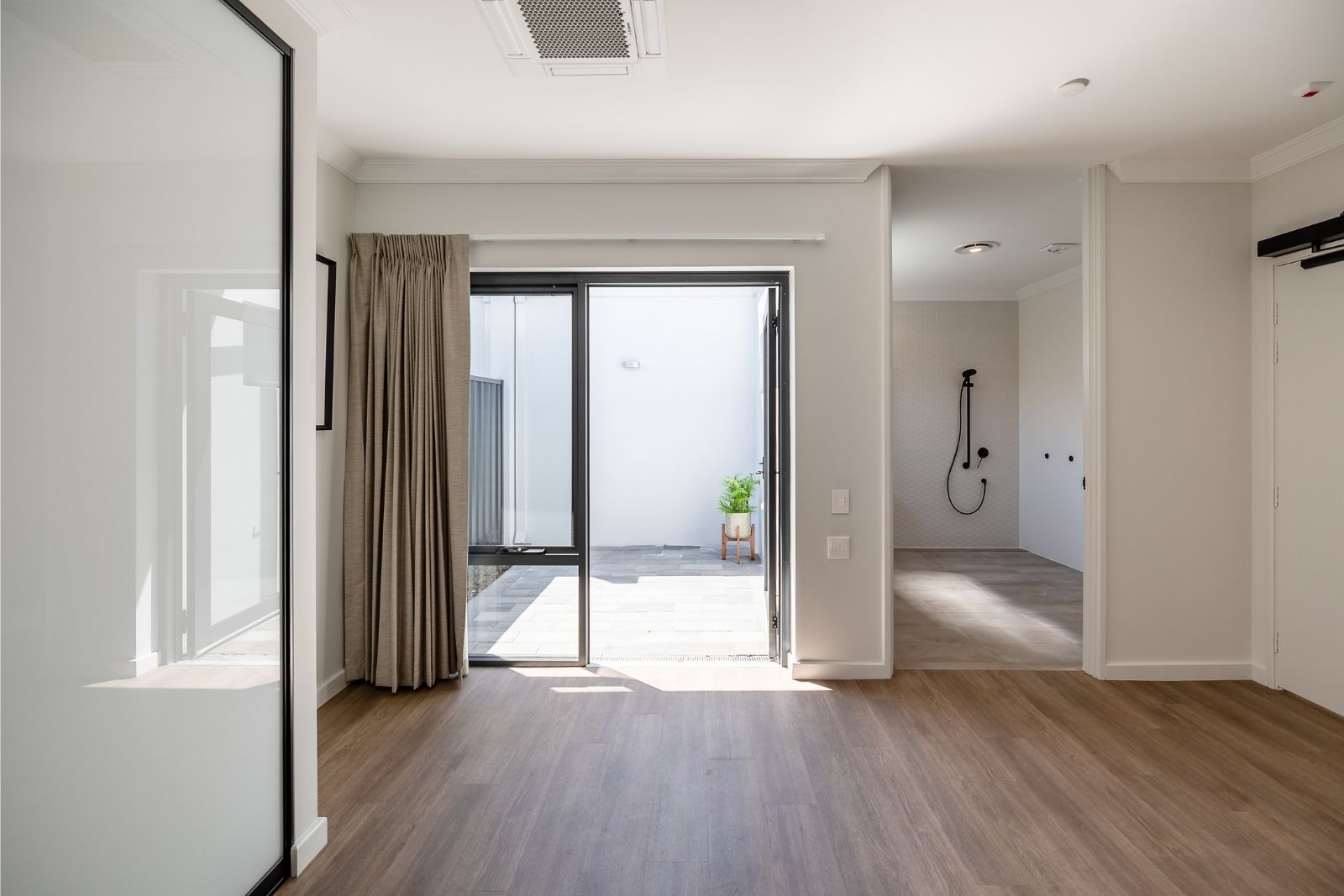 Large 3 Bedroom Home for Sharing with Adjoining Villa in Desirable Location. Disability Accommodation — Home image 5