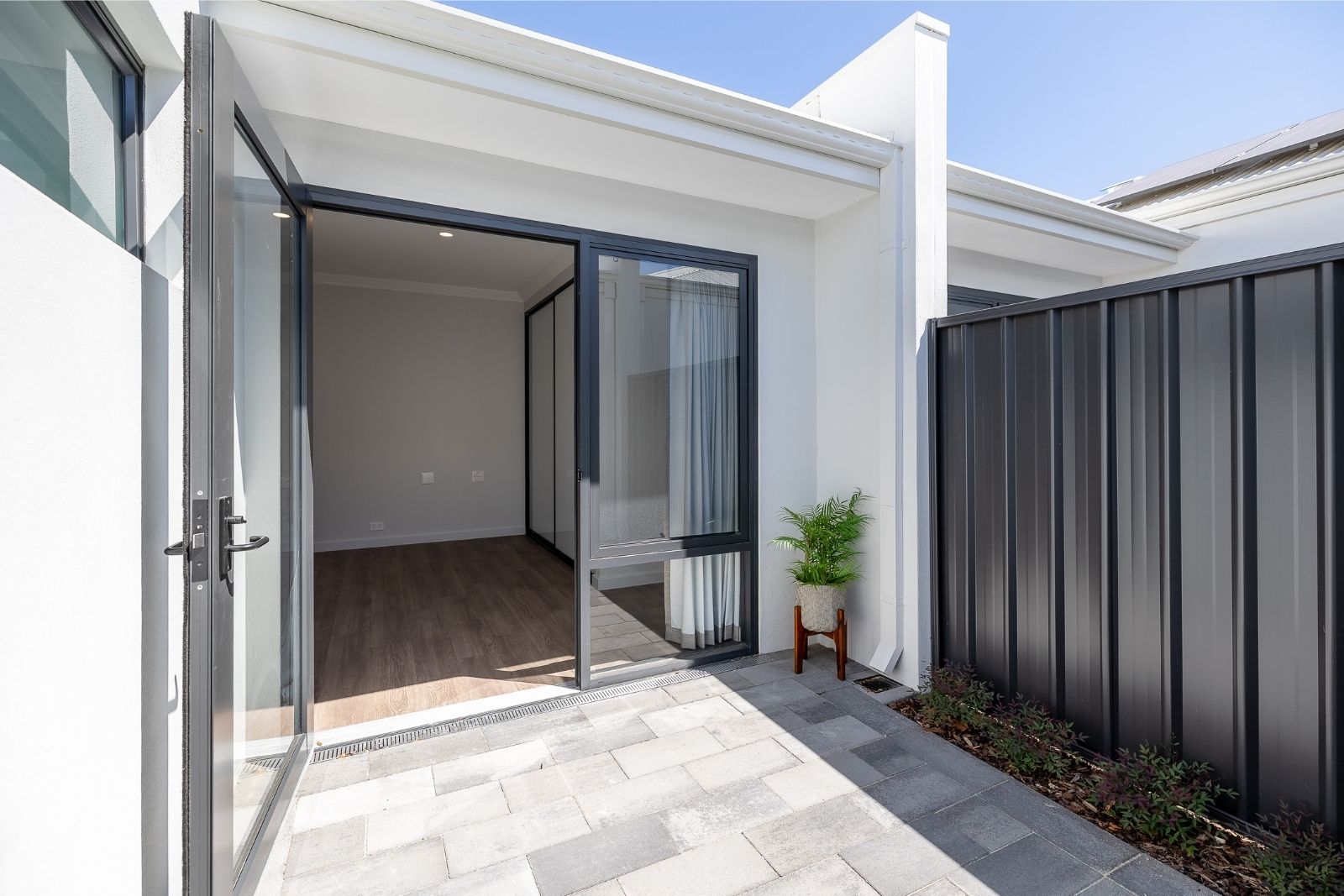 Large 3 Bedroom Home for Sharing with Adjoining Villa in Desirable Location. Disability Accommodation — Home image 6