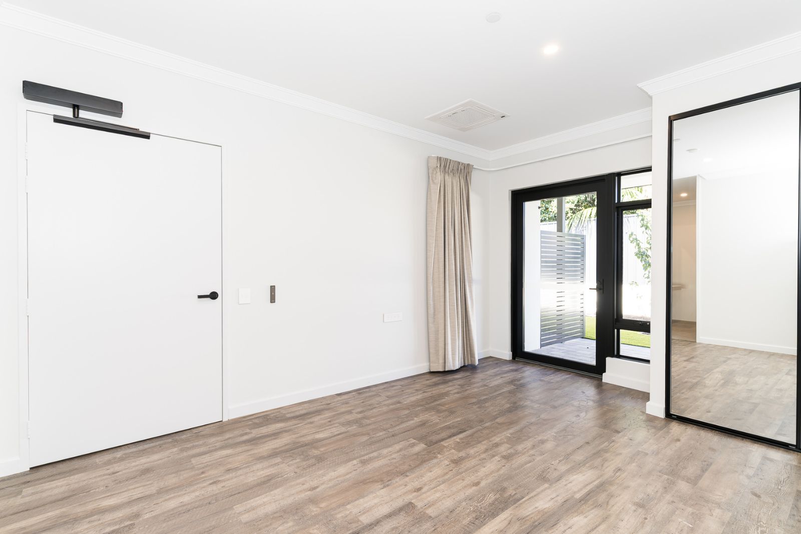 Large 3 Bedroom Home for Sharing with Adjoining Villa in Desirable Location. Disability Accommodation — Home image 21