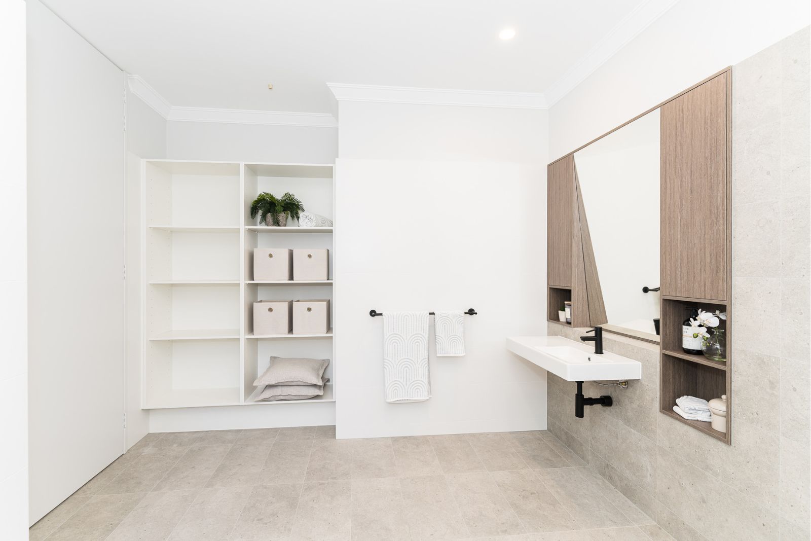 Large 3 Bedroom Home for Sharing with Adjoining Villa in Desirable Location. Disability Accommodation — Home image 23