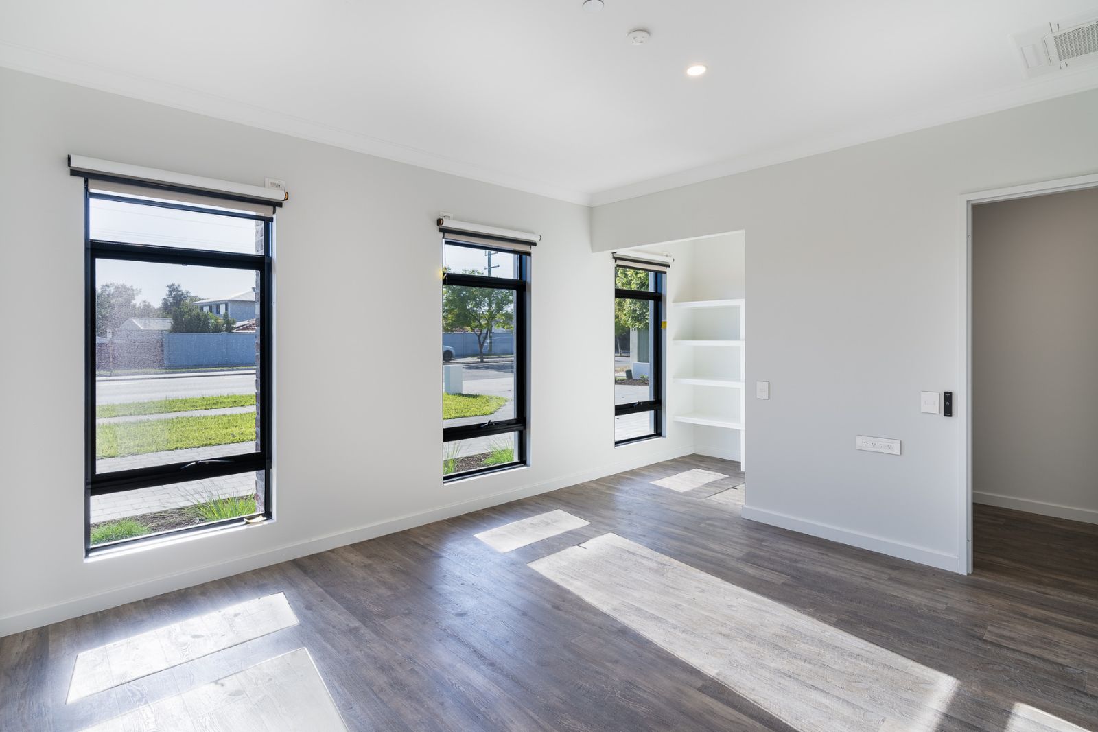 Large 3 Bedroom Home for Sharing with Adjoining Villa in Desirable Location. Disability Accommodation — Home image 32