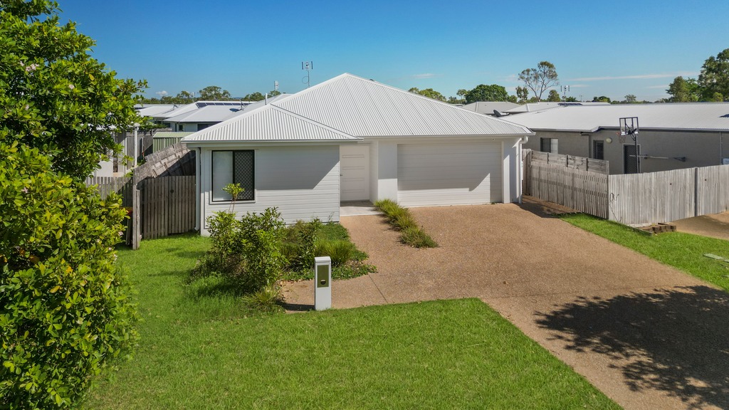 Centrally Located 4 bedroom home (3 +1 OOA) in Deeragun