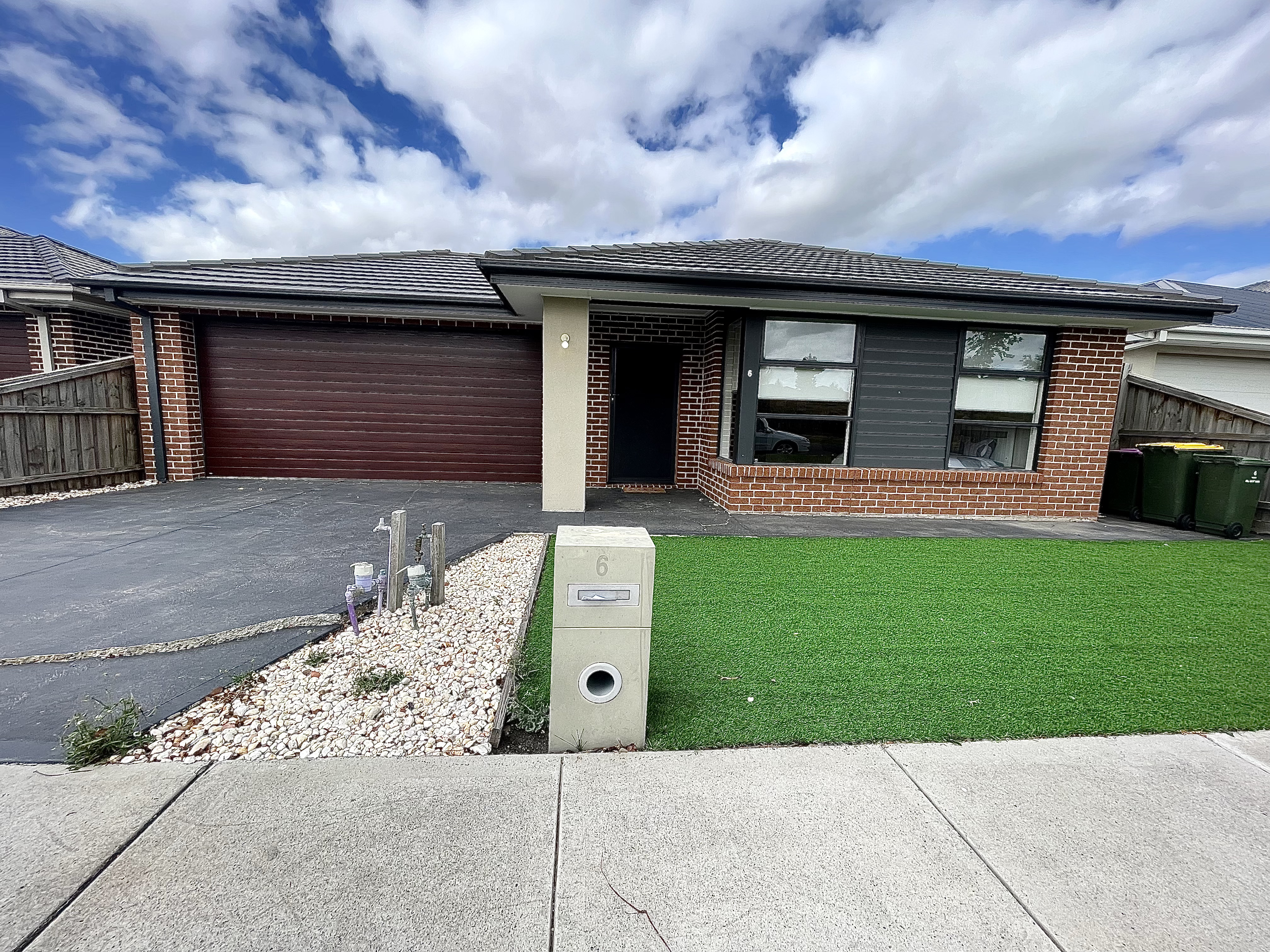 Wollert - 4 Bedrooms Spacious Home-SIL, STA and MTA — Home image 1