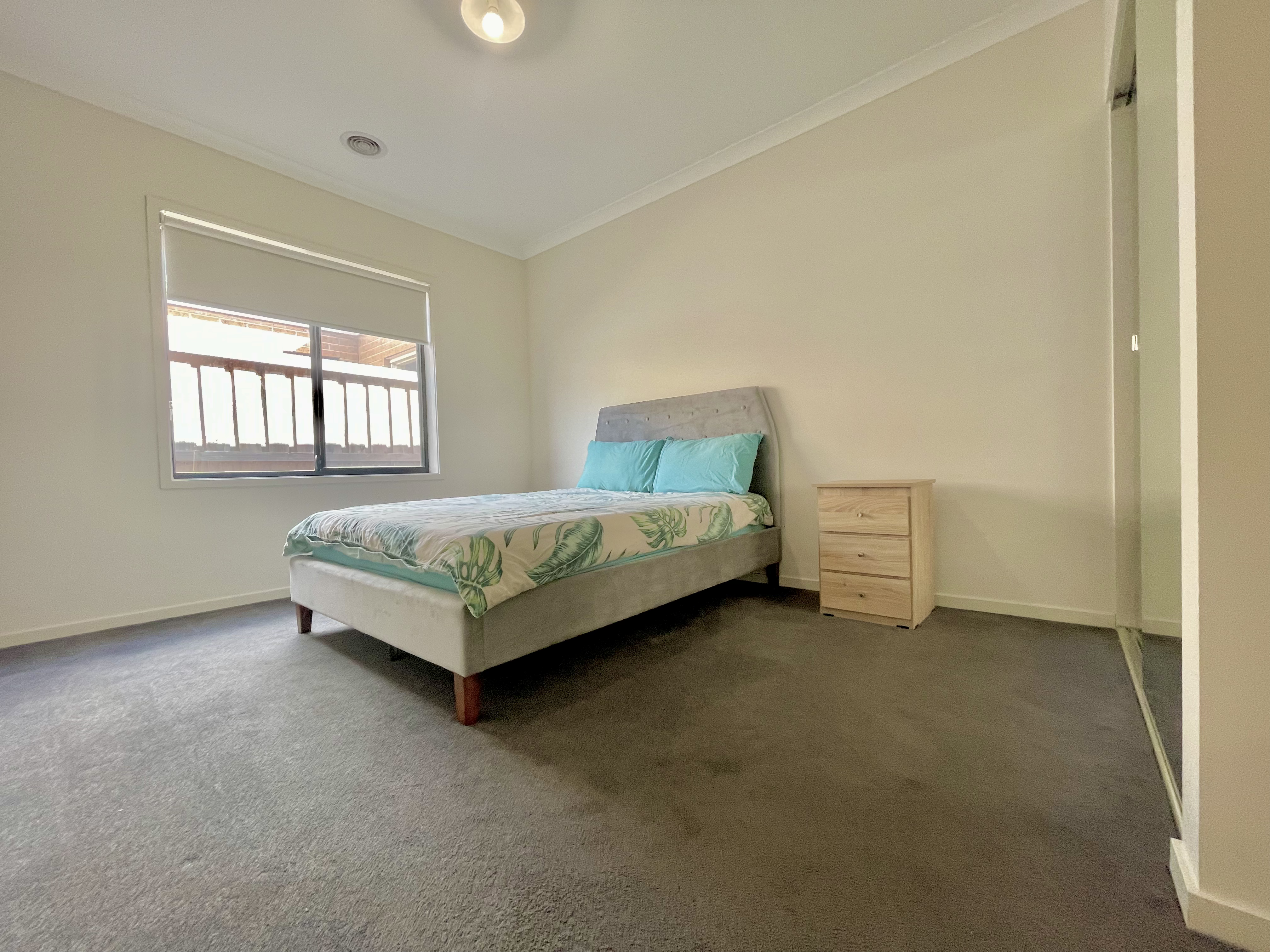 Wollert - 4 Bedrooms Spacious Home-SIL, STA and MTA — Home image 2