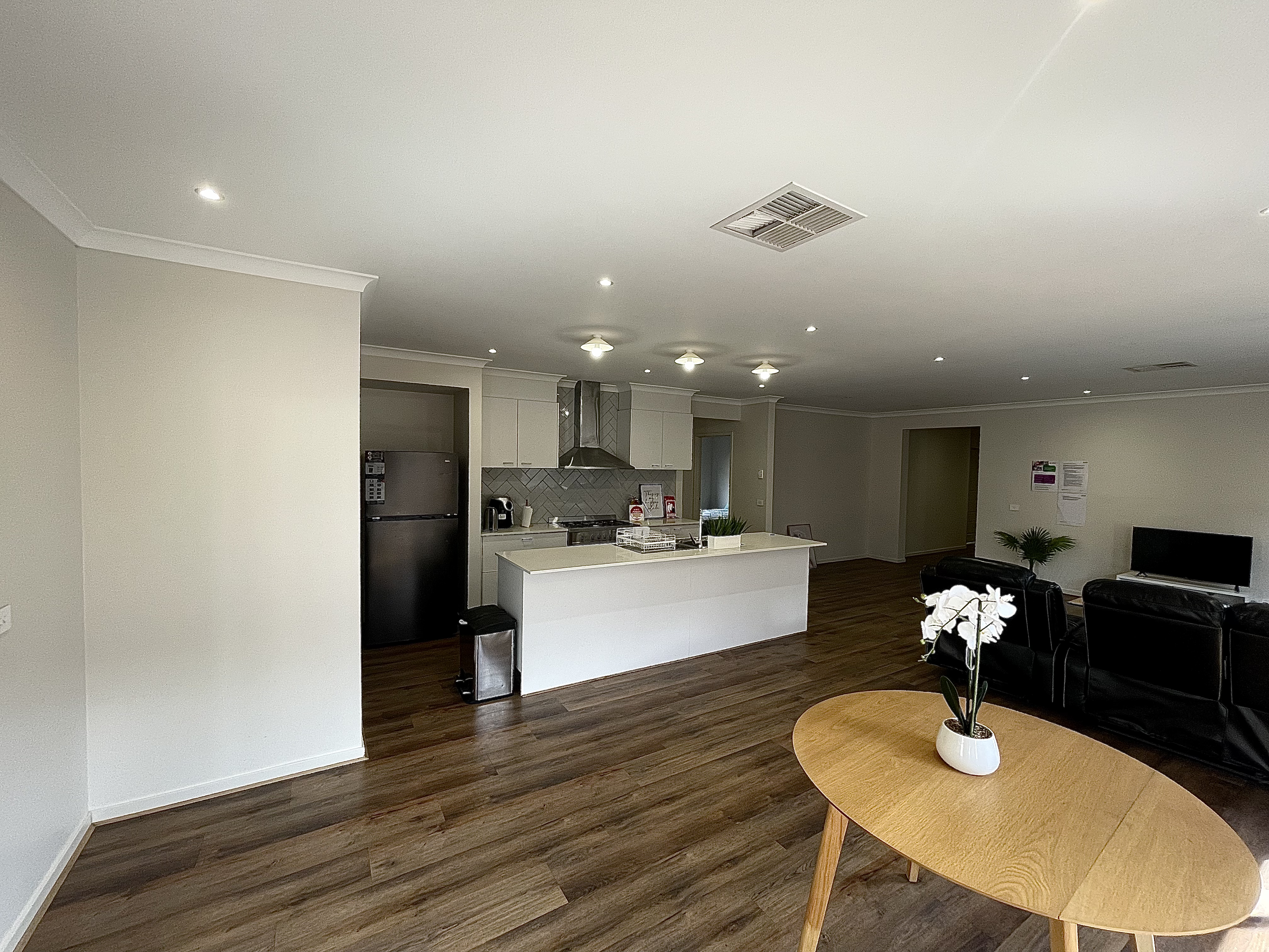 Wollert - 4 Bedrooms Spacious Home-SIL, STA and MTA — Home image 8