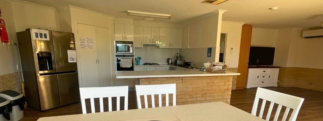 Spacious 4-Bedroom home in Bentley WA — Home image 4