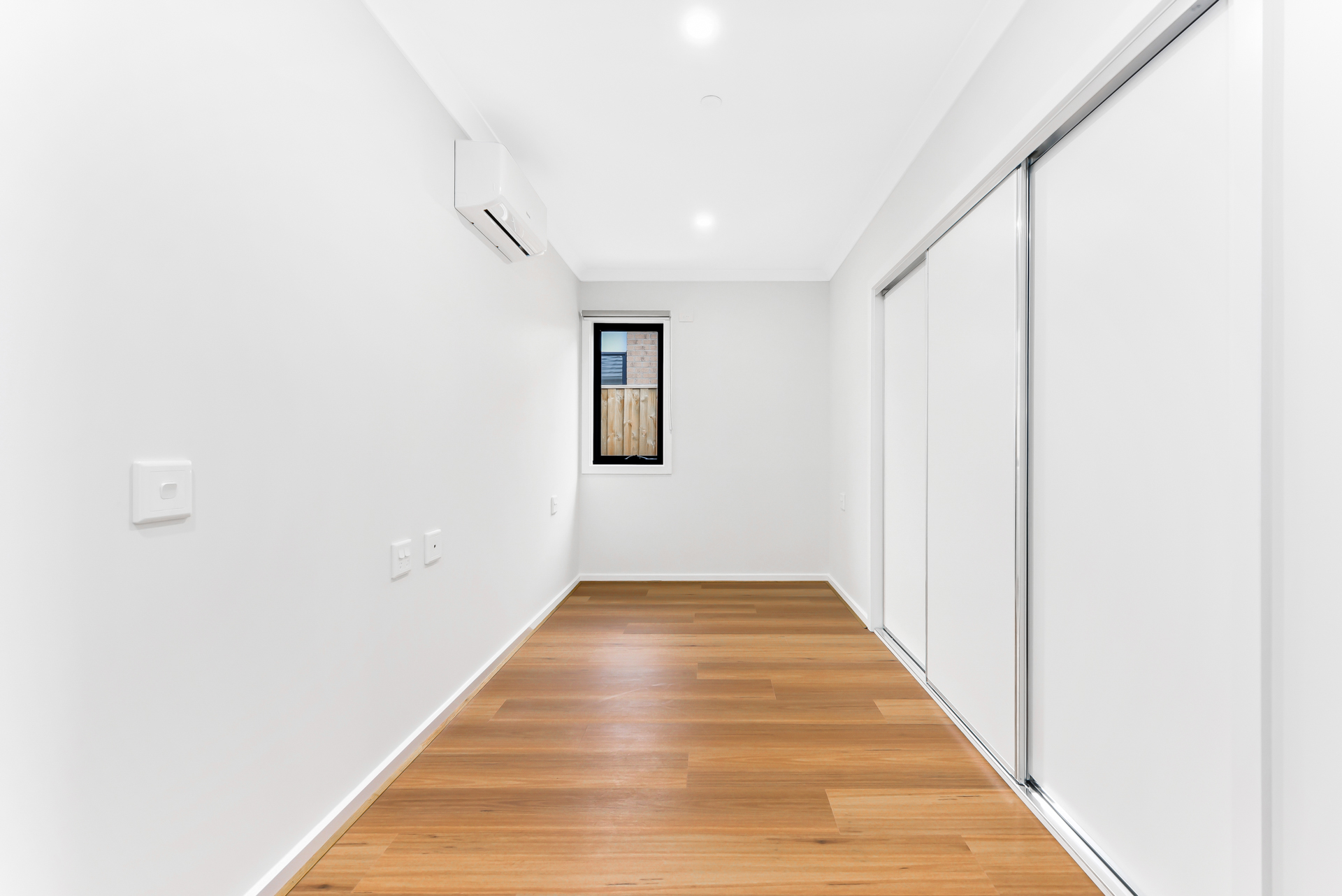 NEW 3 Resident House with 2 Living Areas near local Shopping Center — Home image 6