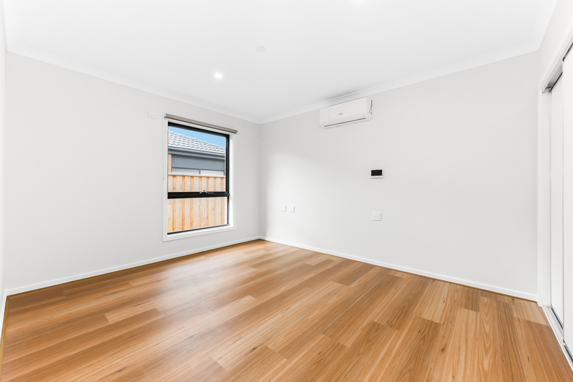 NEW 3 Resident House with 2 Living Areas near local Shopping Center — Home image 7
