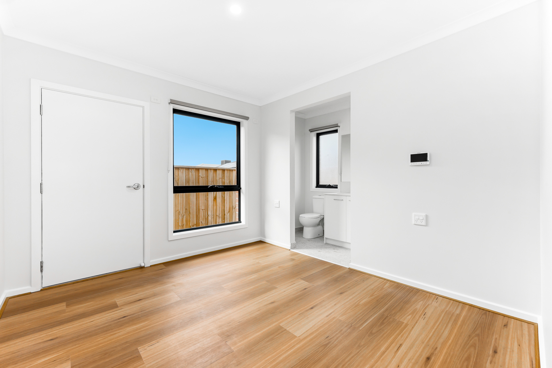 NEW 3 Resident House with 2 Living Areas near local Shopping Center — Home image 8