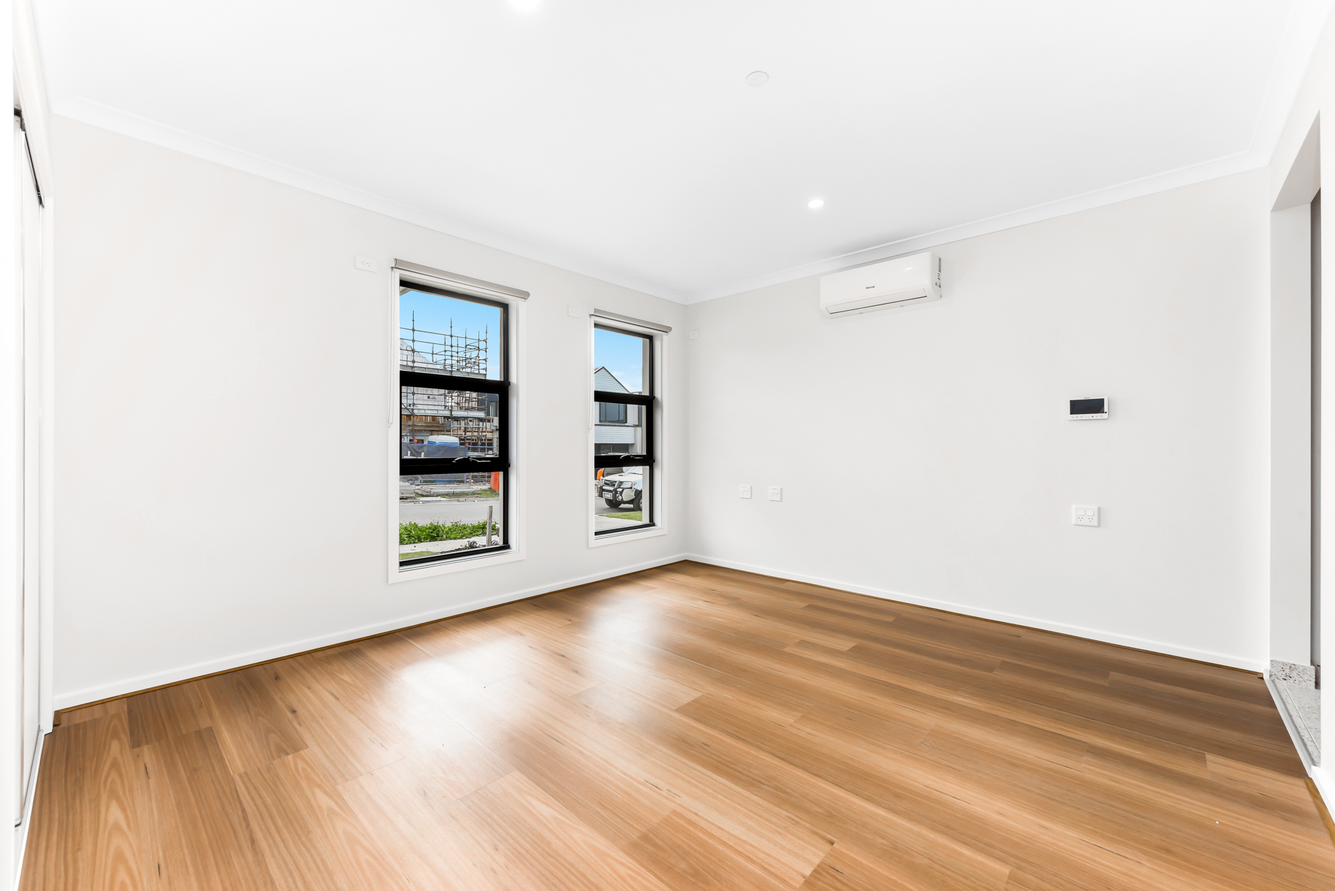 NEW 3 Resident House with 2 Living Areas near local Shopping Center — Home image 9