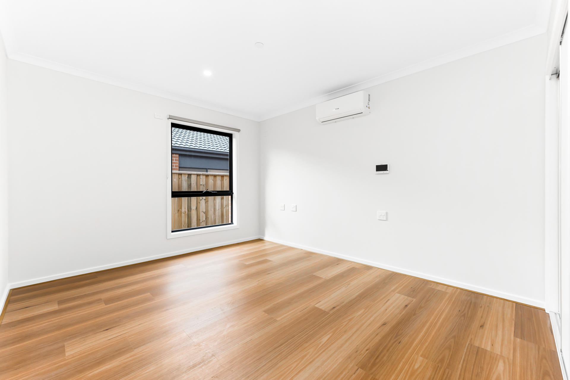 NEW 3 Resident House with 2 Living Areas near local Shopping Center — Home image 10