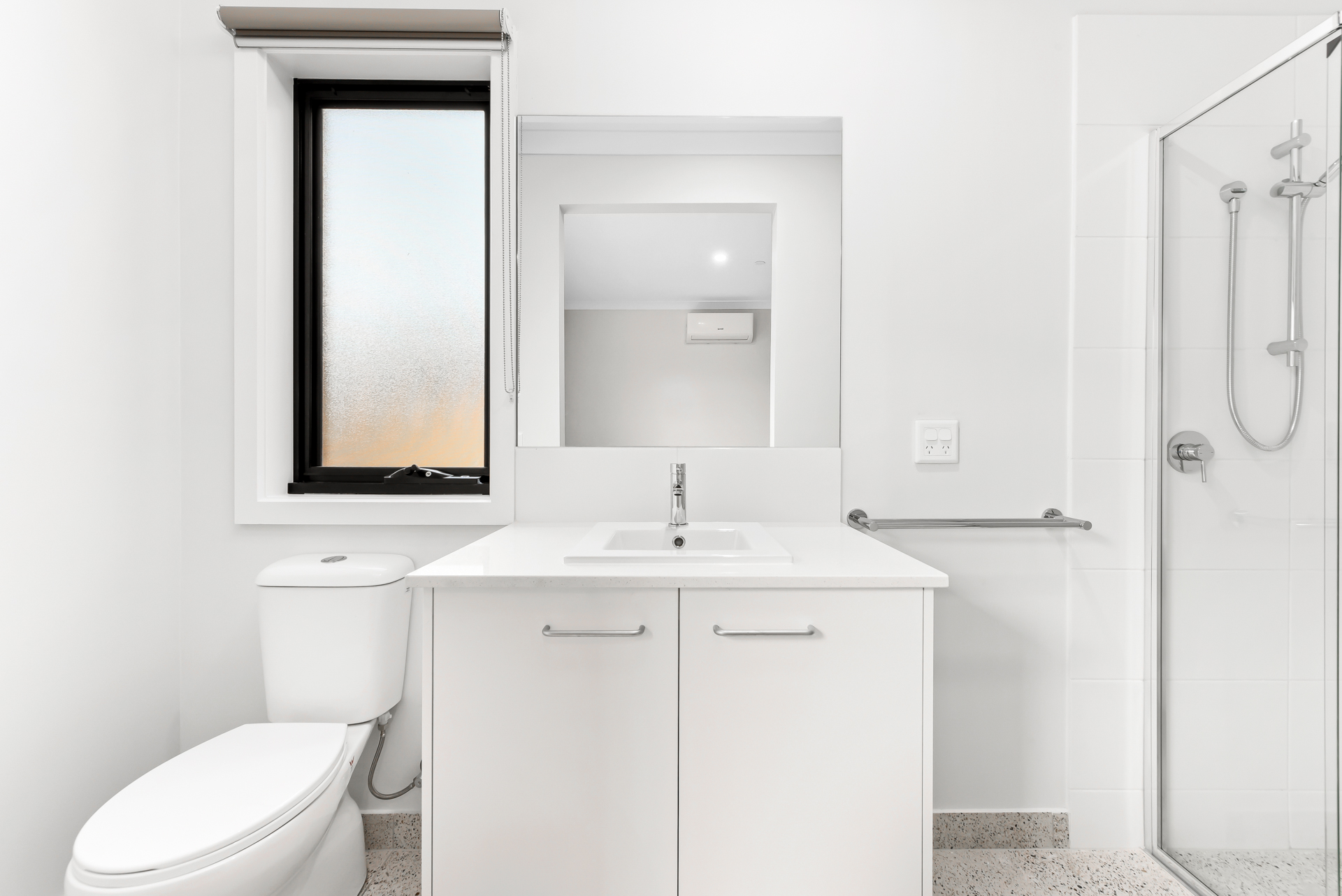 NEW 3 Resident House with 2 Living Areas near local Shopping Center — Home image 12