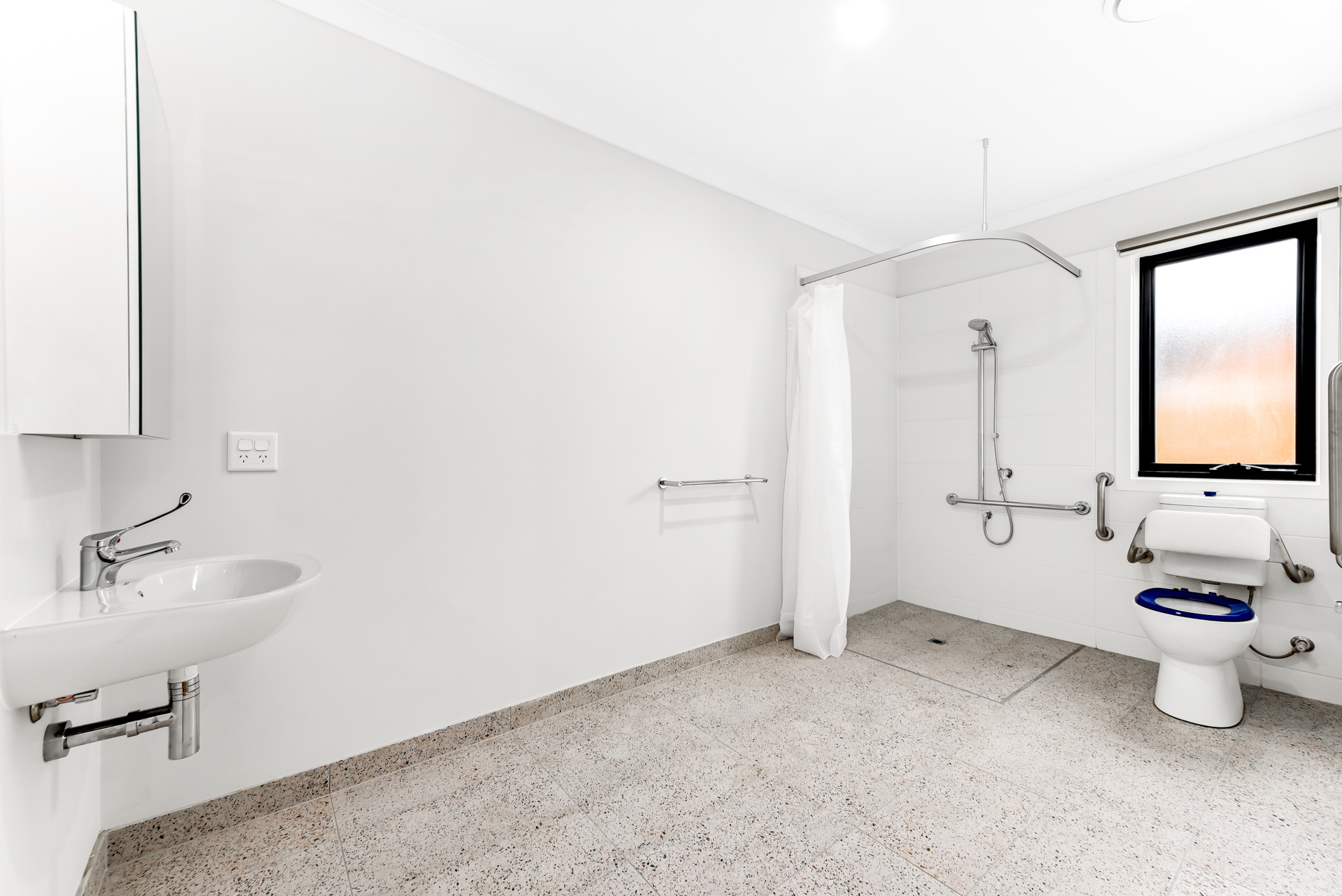 NEW 3 Resident House with 2 Living Areas near local Shopping Center — Home image 13