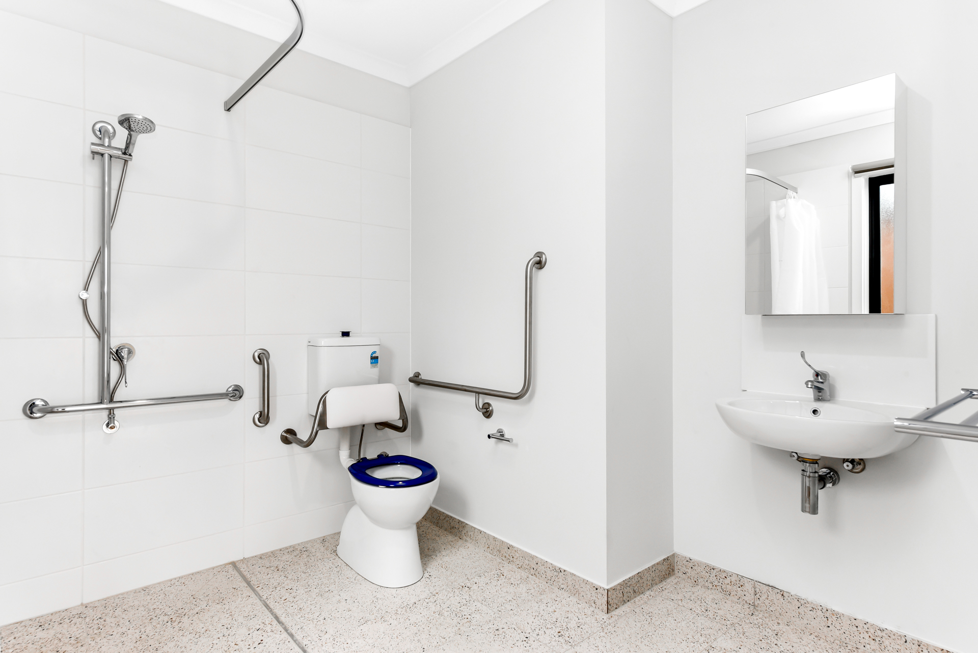 NEW 3 Resident House with 2 Living Areas near local Shopping Center — Home image 14