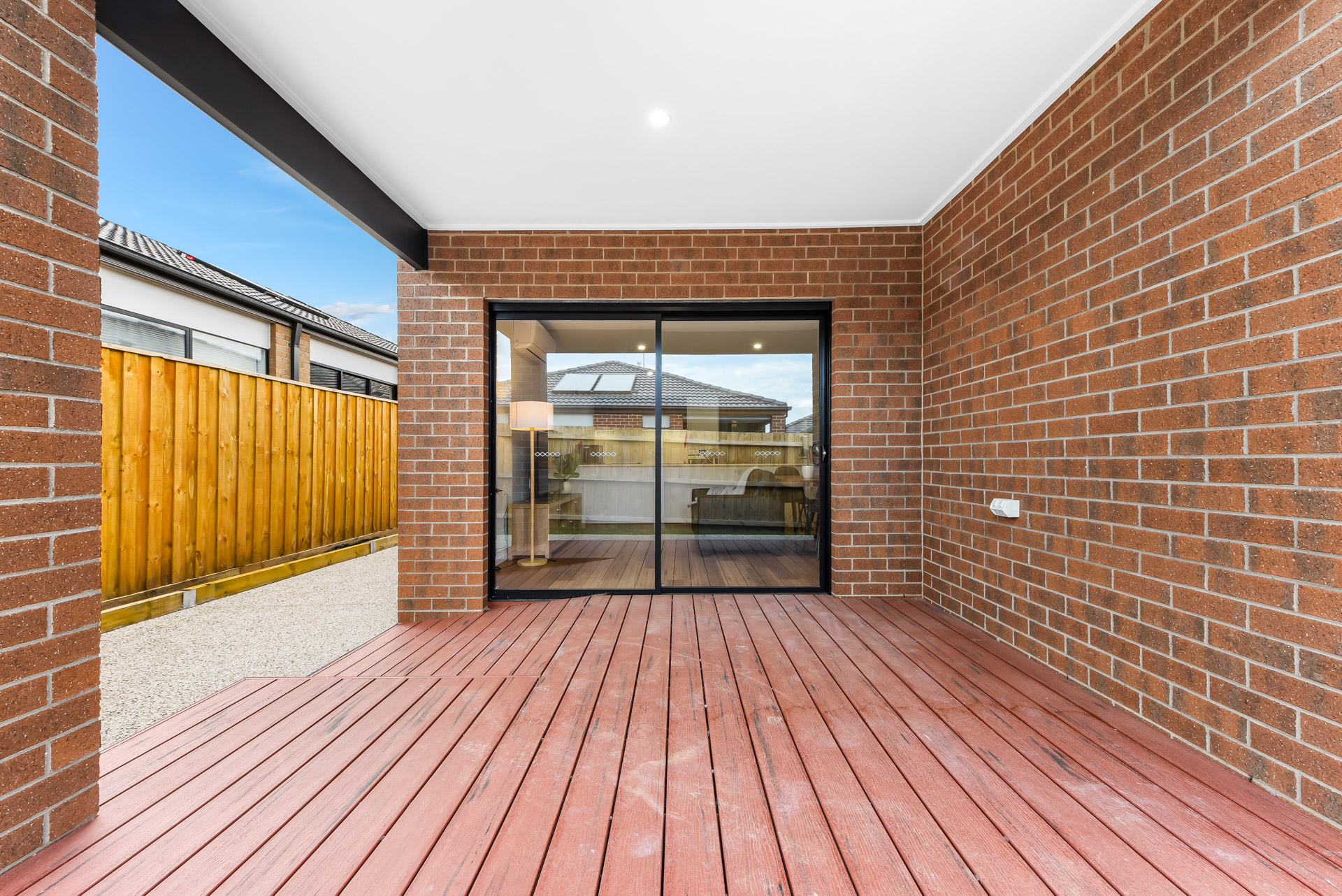 NEW 3 Resident House with 2 Living Areas near local Shopping Center — Home image 15