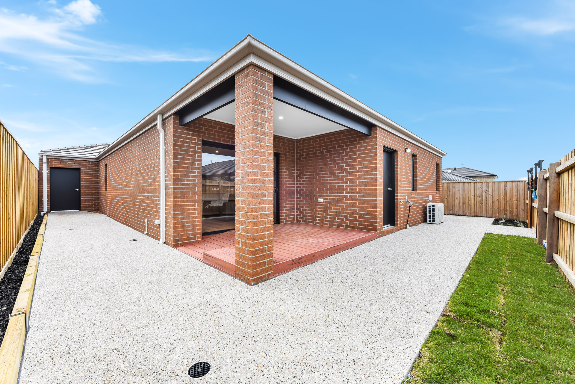 NEW 3 Resident House with 2 Living Areas near local Shopping Center — Home image 16