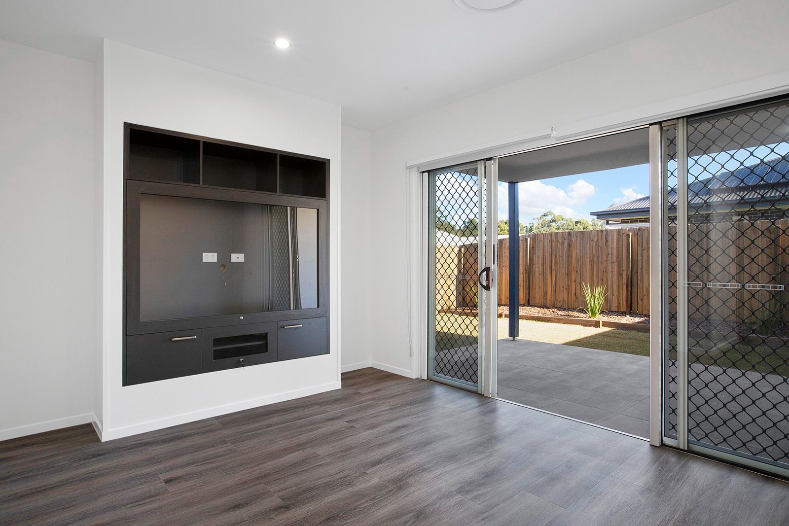 Accessible Robust Dwelling in Glass House Mountains