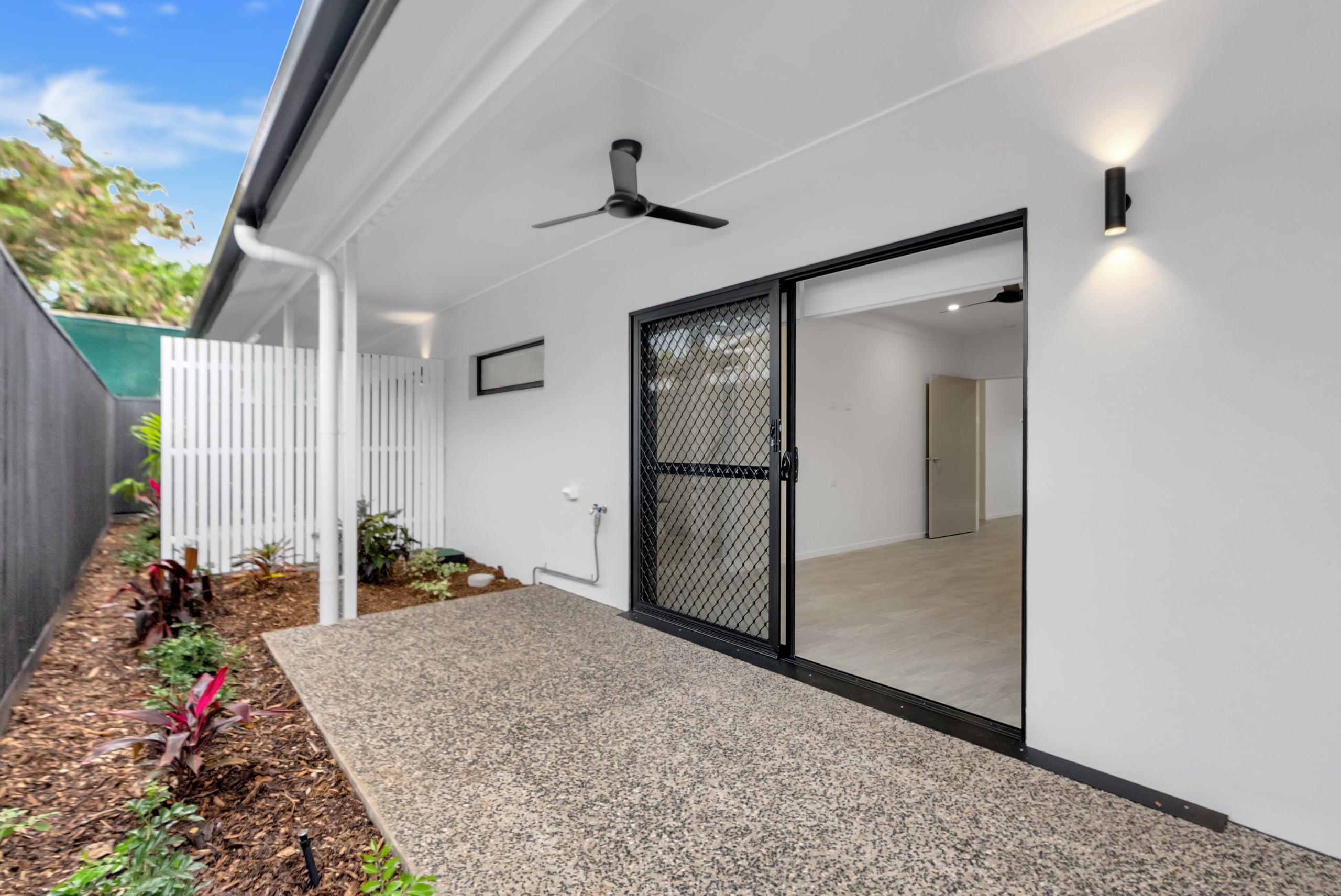 House and Villa in White Rock — Home image 4