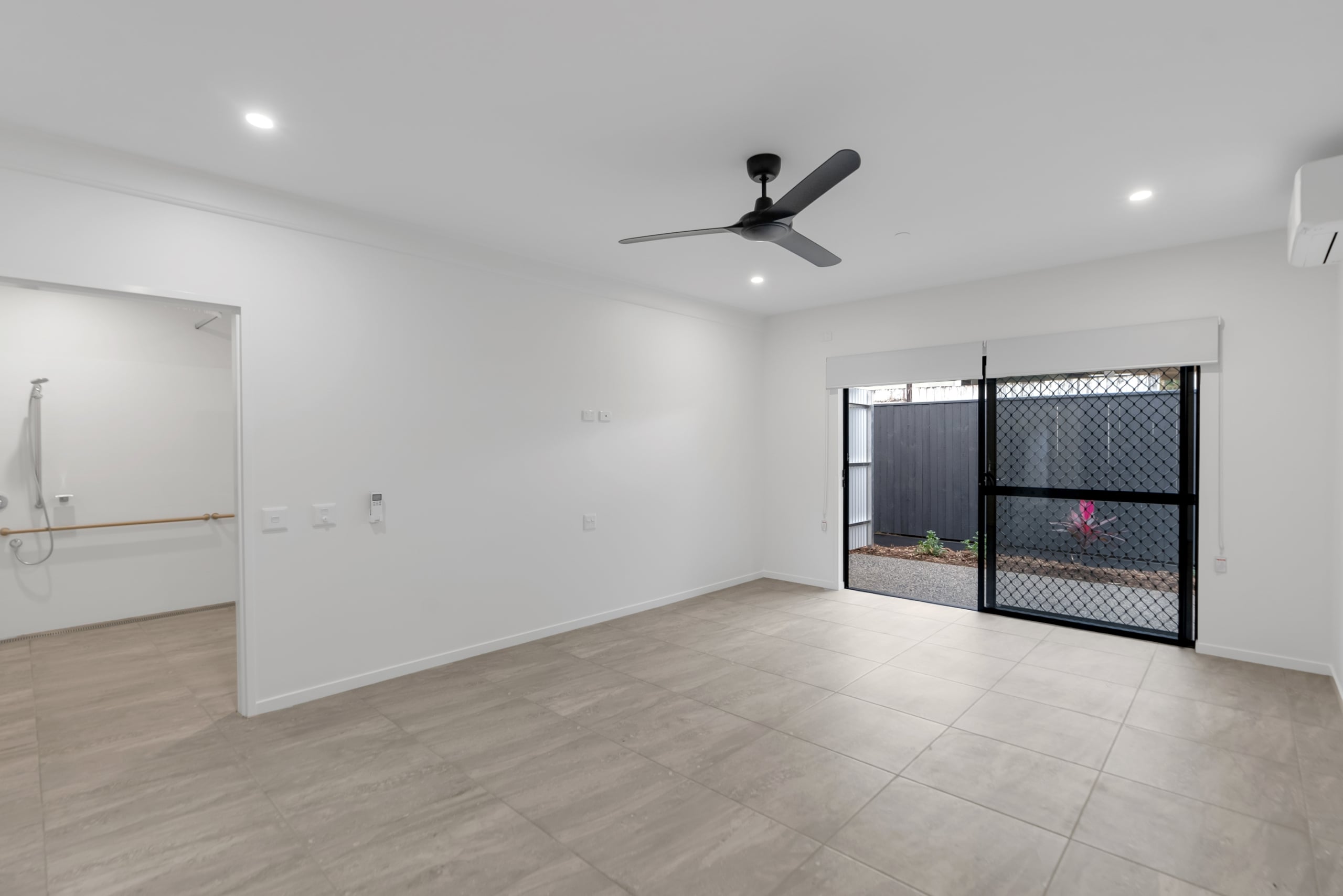 House and Villa in White Rock — Home image 5