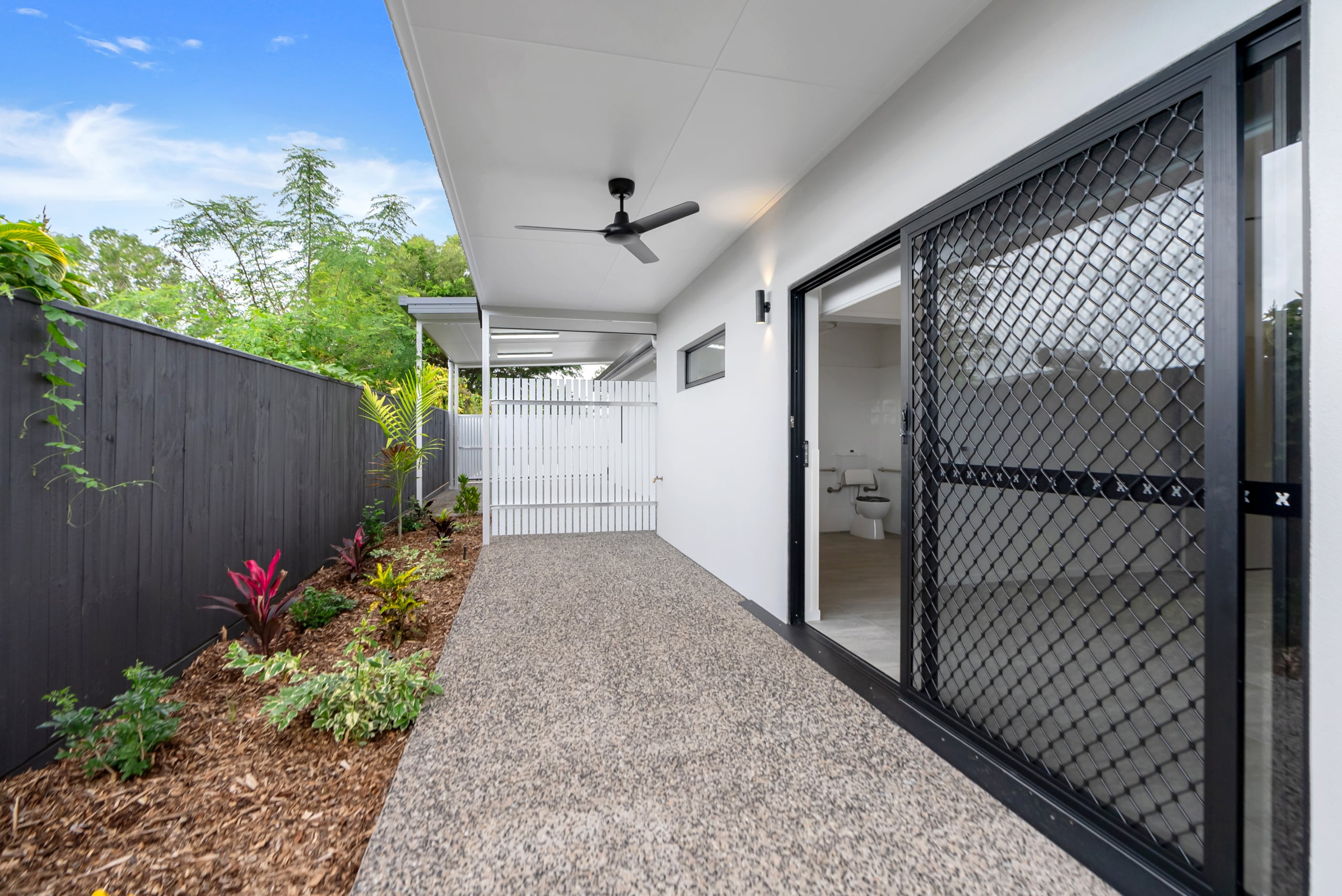 House and Villa in White Rock — Home image 7