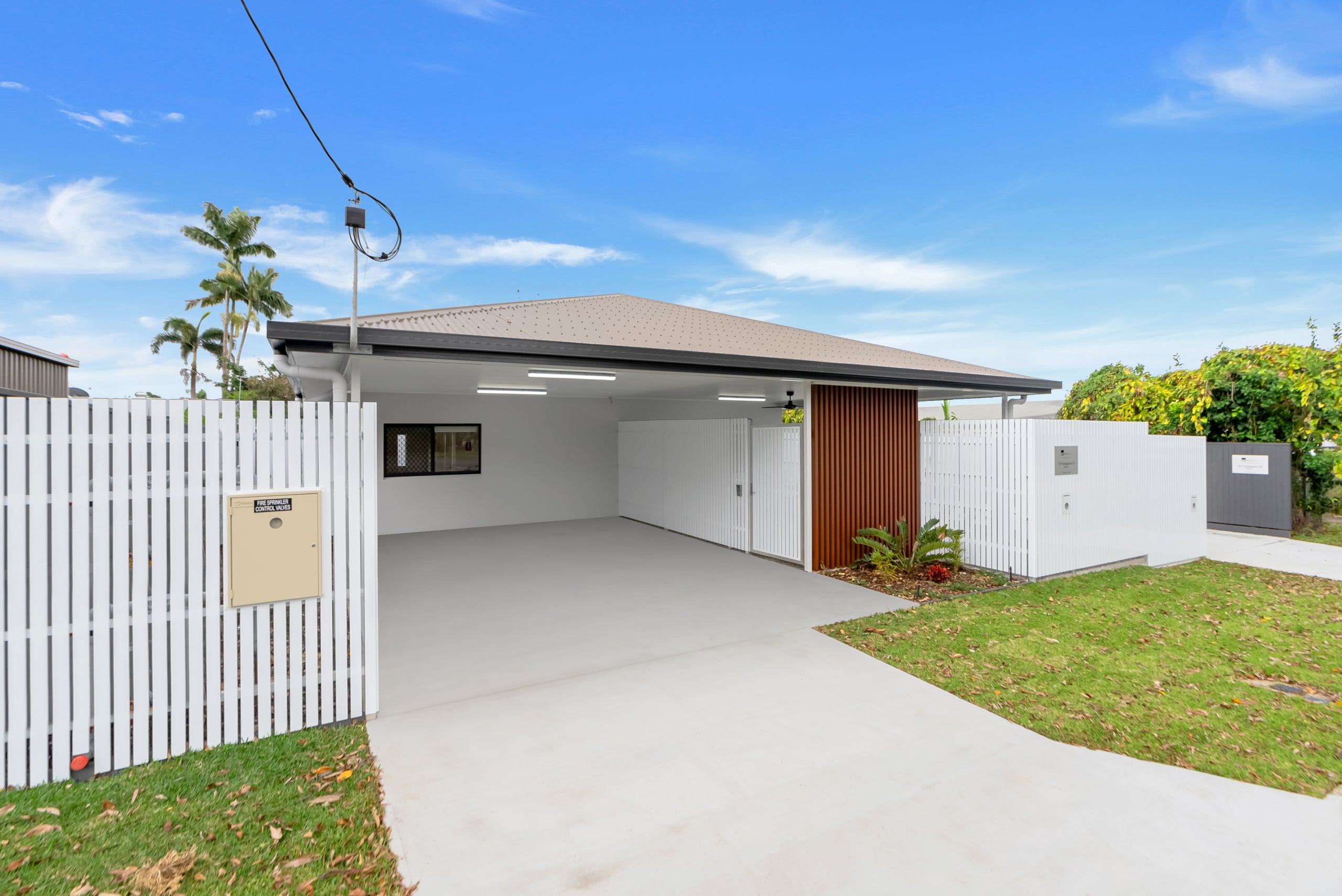 House and Villa in White Rock — Home image 10