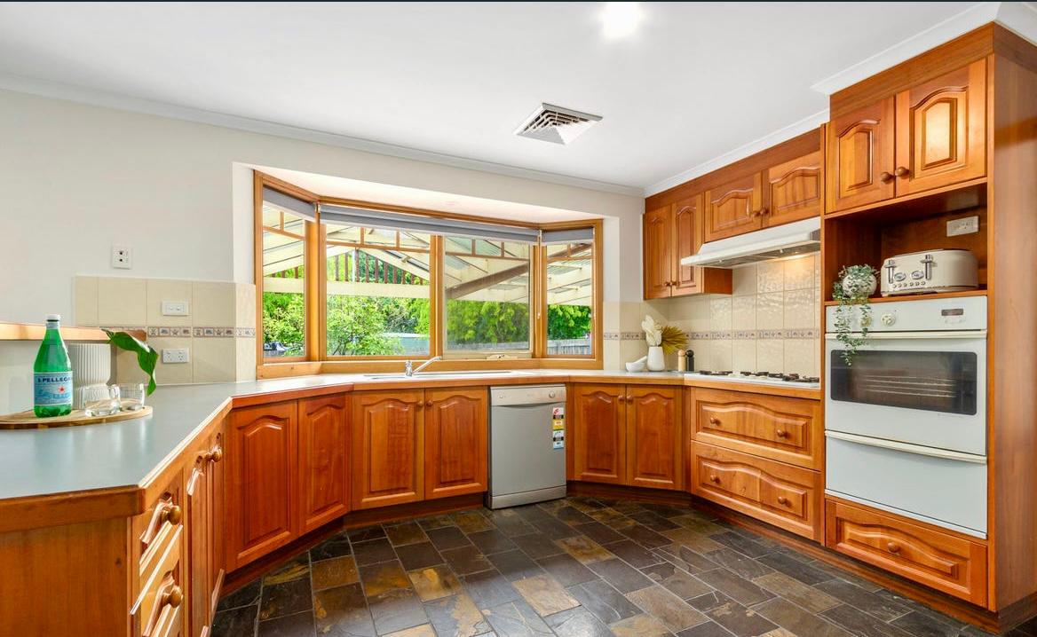 Calm & Spacious SIL Home Bordering the Park, Walk to Shopping Centre & Station — Home image 2